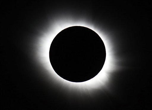 Ring of light: Total eclipse over Svalbard islands in Arctic (Images)