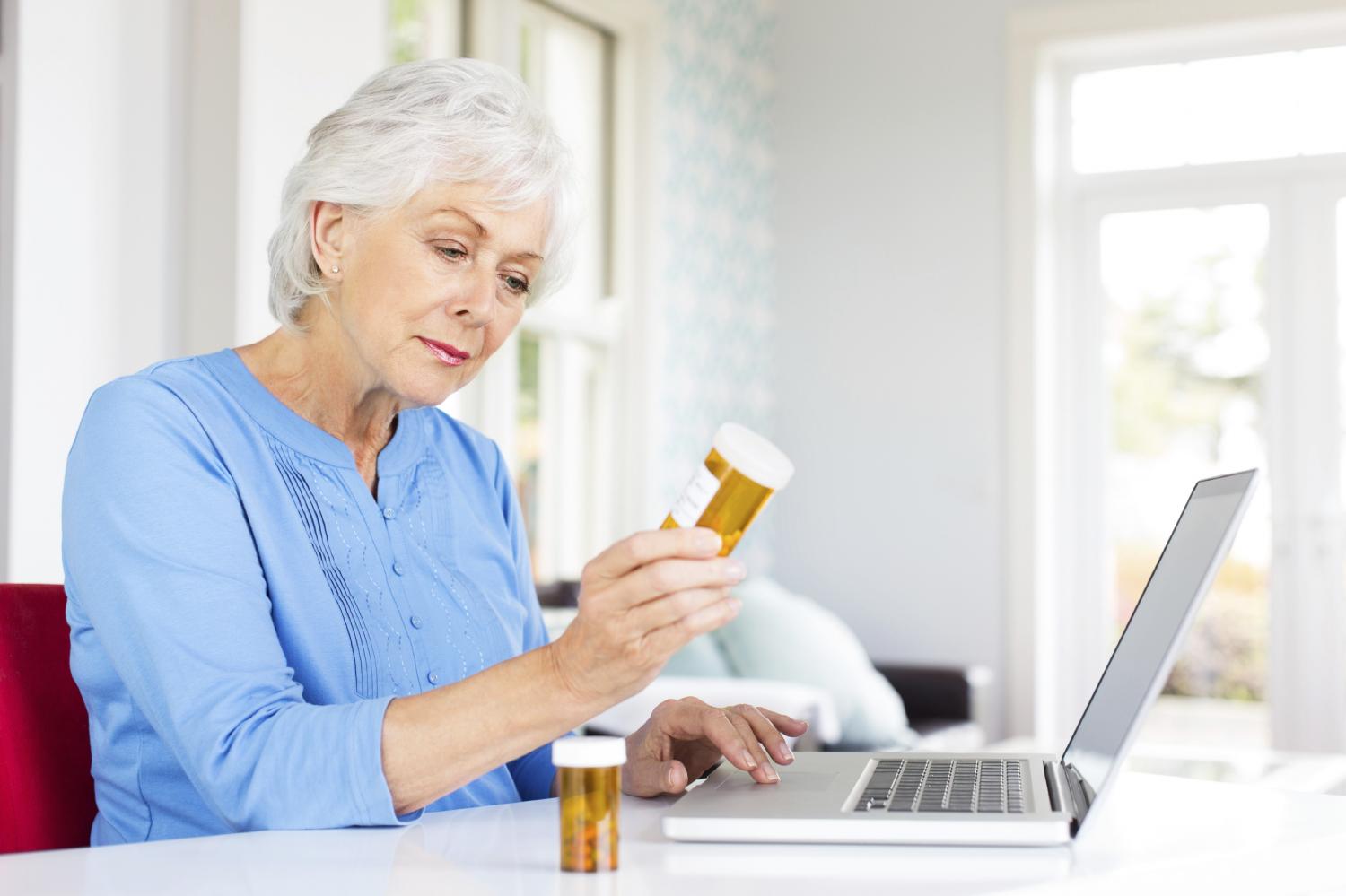 Прием пенсионера. Бабушка с таблетками. Пожилая женщина с лекарством. Пожилая женщина пьет таблетку. Лекарства для пенсионеров.