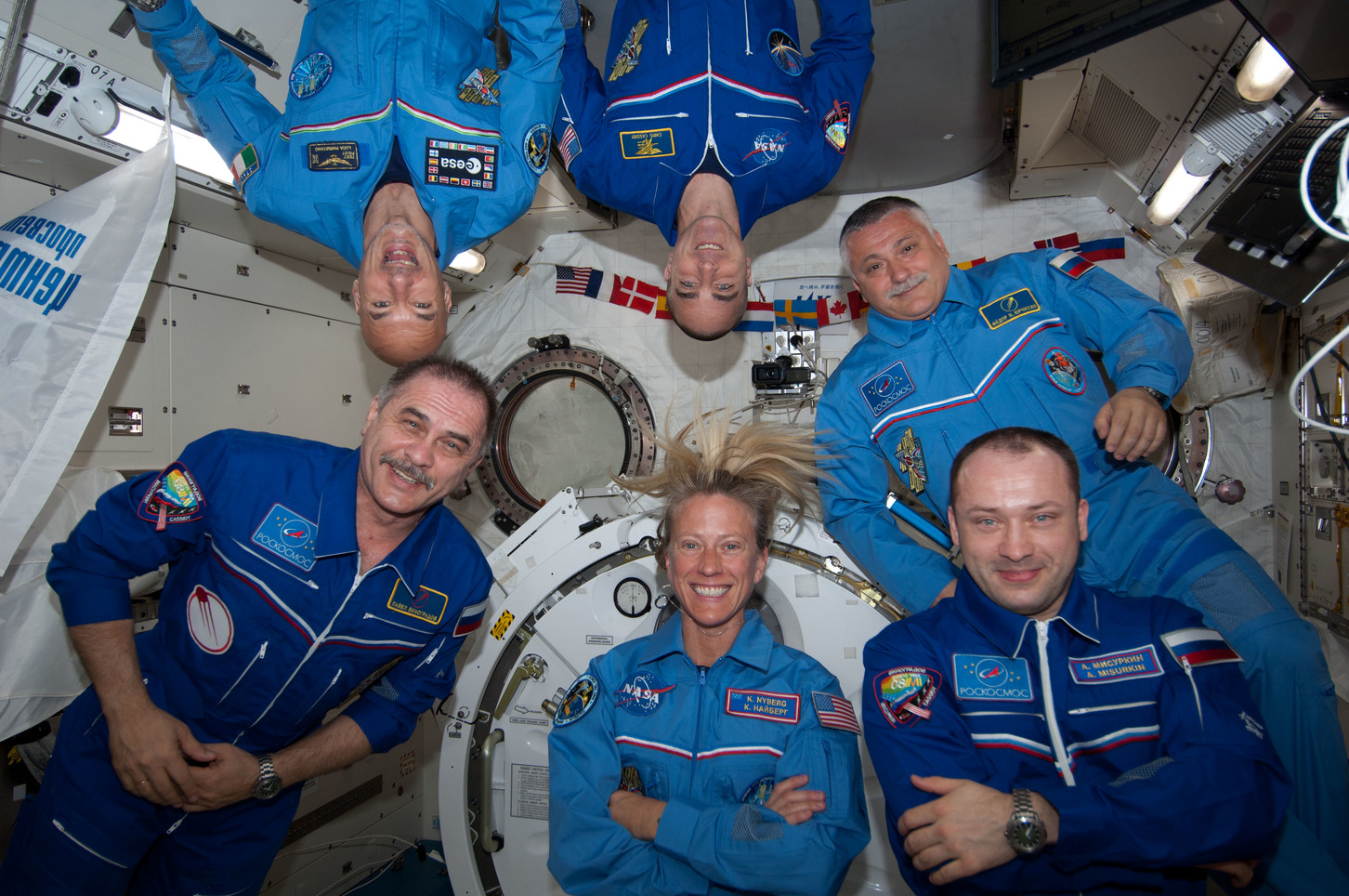 Какую работу сейчас выполняют в космосе. Экипаж МКС сейчас на орбите. Экипаж Космонавтов на МКС сейчас. Астронавты на МКС.