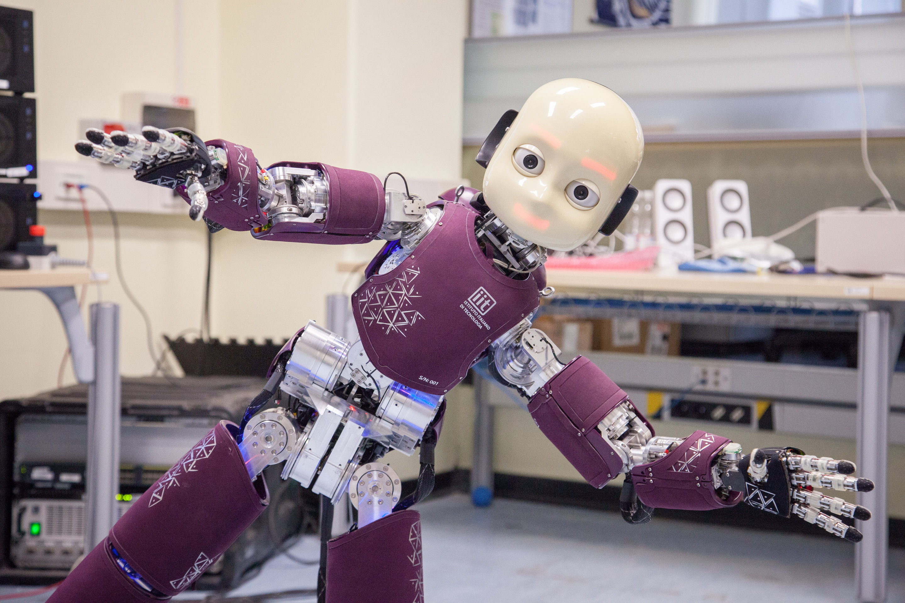Технологии искусственного интеллекта и робототехники. ICUB робот. ICUB (итальянский Технологический институт). Робот с искусственным интеллектом. Робот-ребенок ICUB.