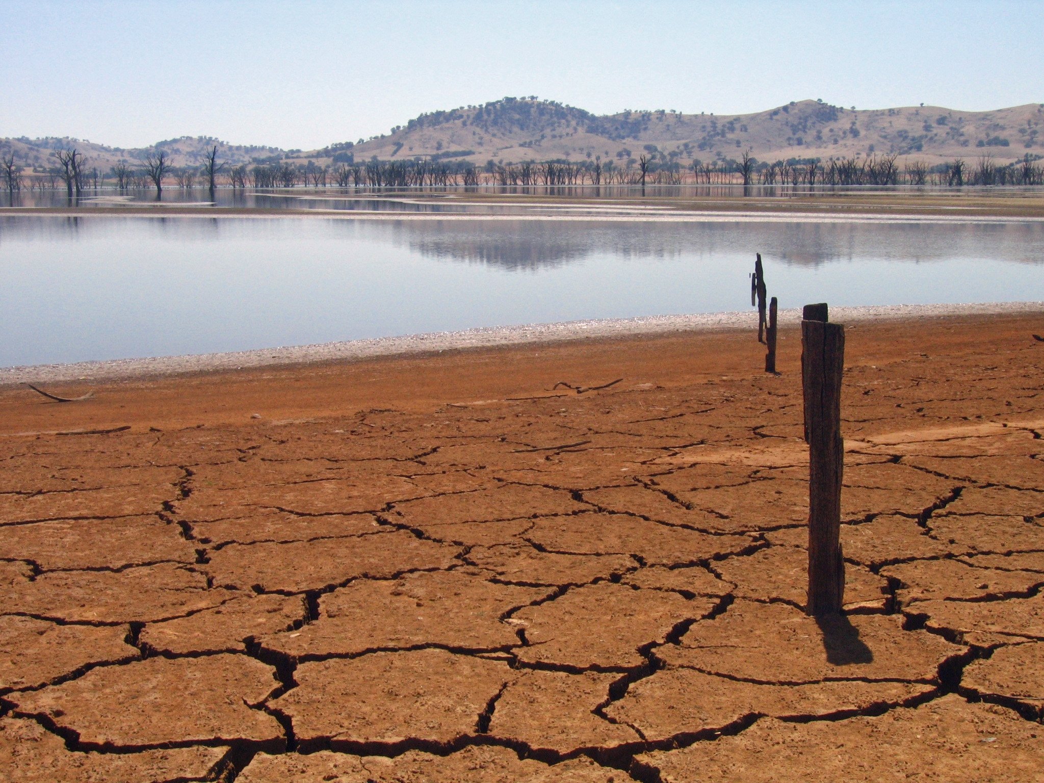Река источник пресной воды. Опустынивание Австралии. Потепление климата. Дефицит воды. Пересохший водоем.