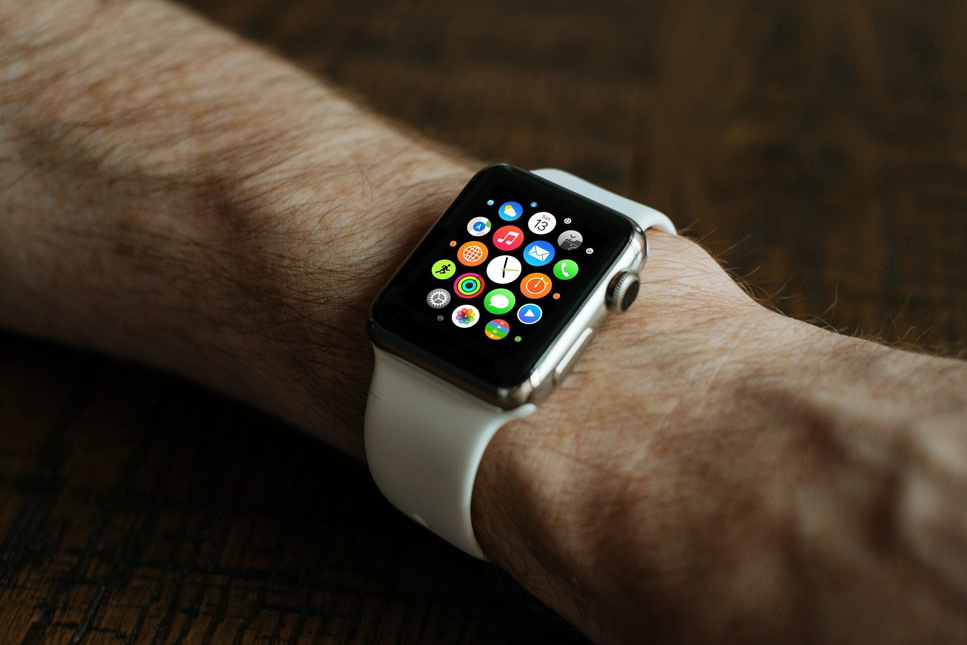 Smart watches can detect symptoms of COVID-19 before the user knows they are infected