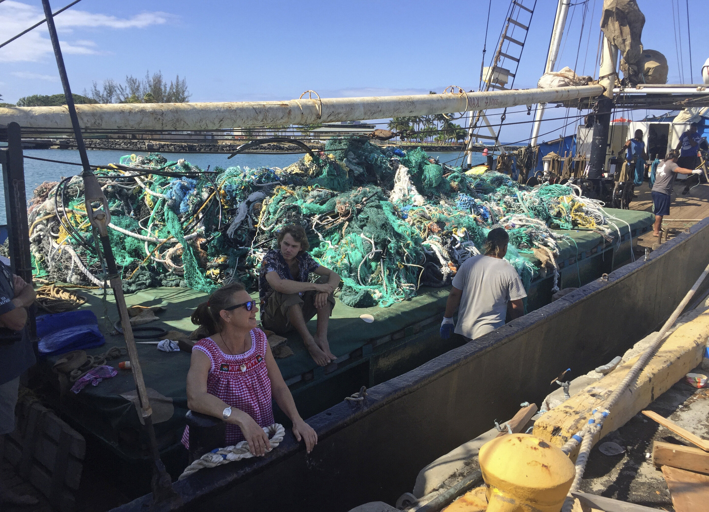 Almost 1,500 tonnes of netting waste creates headache for recycling and  fishing industries - ABC News