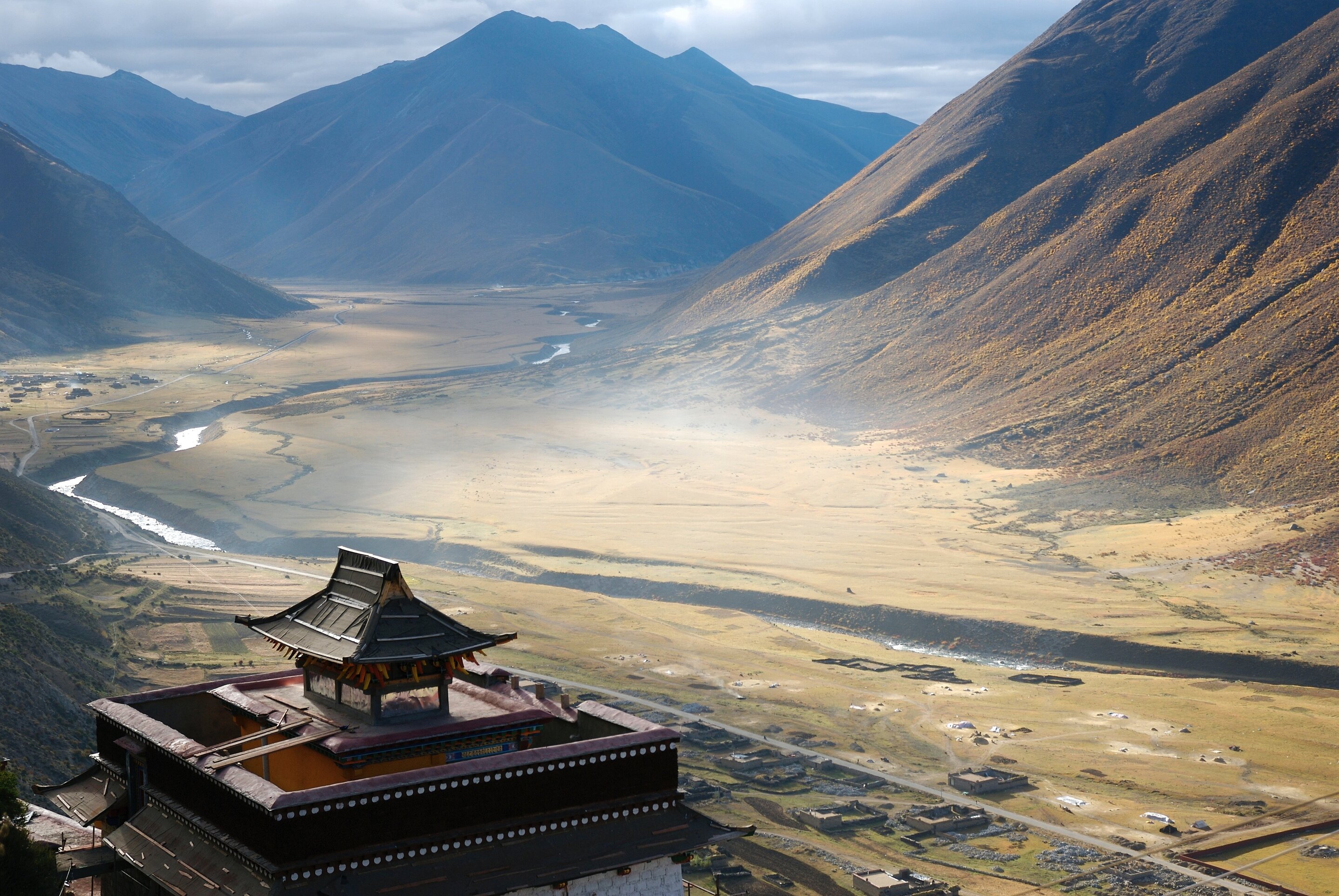 Город на горе в китае. Монастыри в Тибете Гималаи. Лхаса Тибет. Лхаса город в Тибете. Тибет Китай горы.