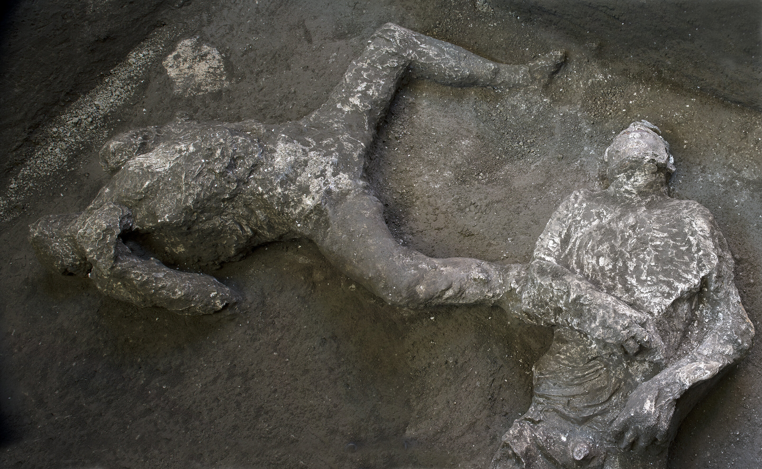 Hallazgo de restos antiguos de 2 hombres por arqueólogos en Pompeya