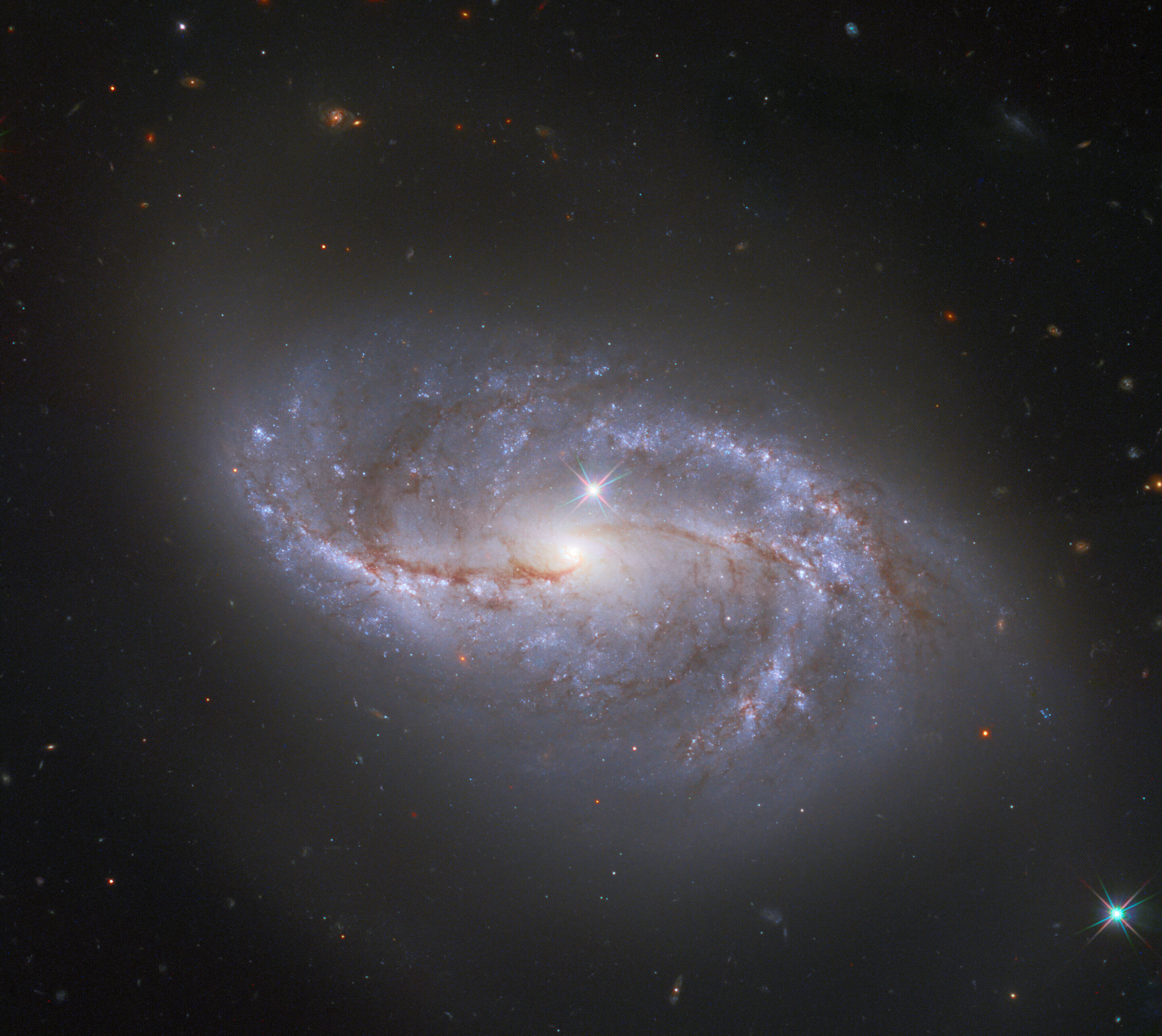 Image: Hubble glimpses a galaxy among many