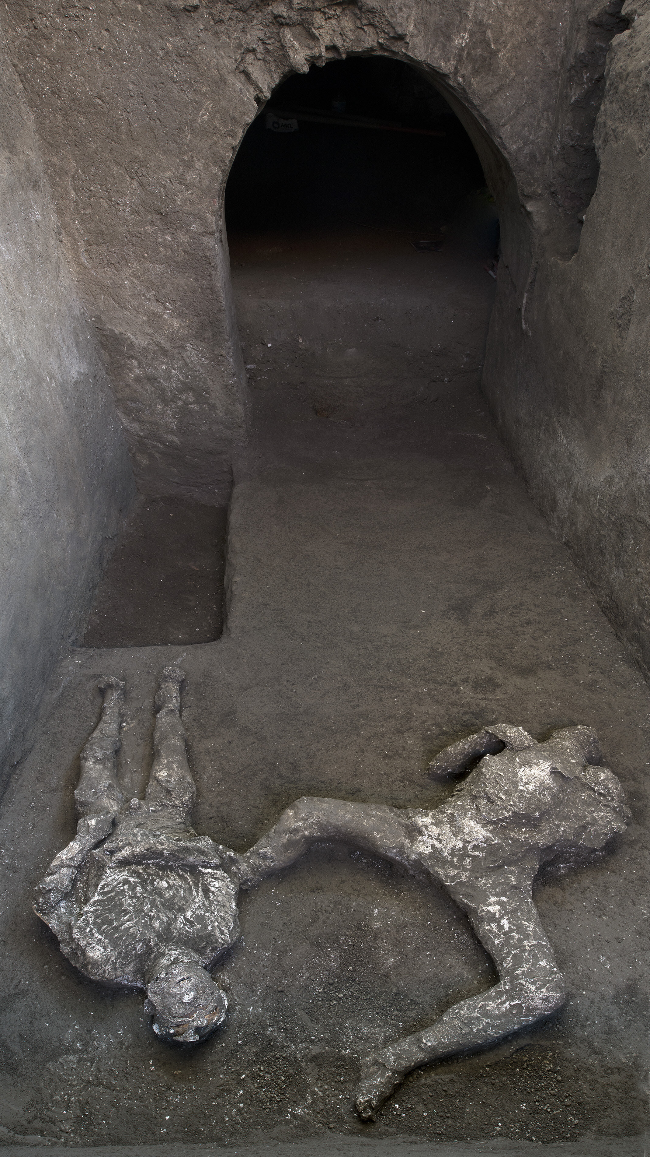Hallazgo de restos antiguos de 2 hombres por arqueólogos en Pompeya
