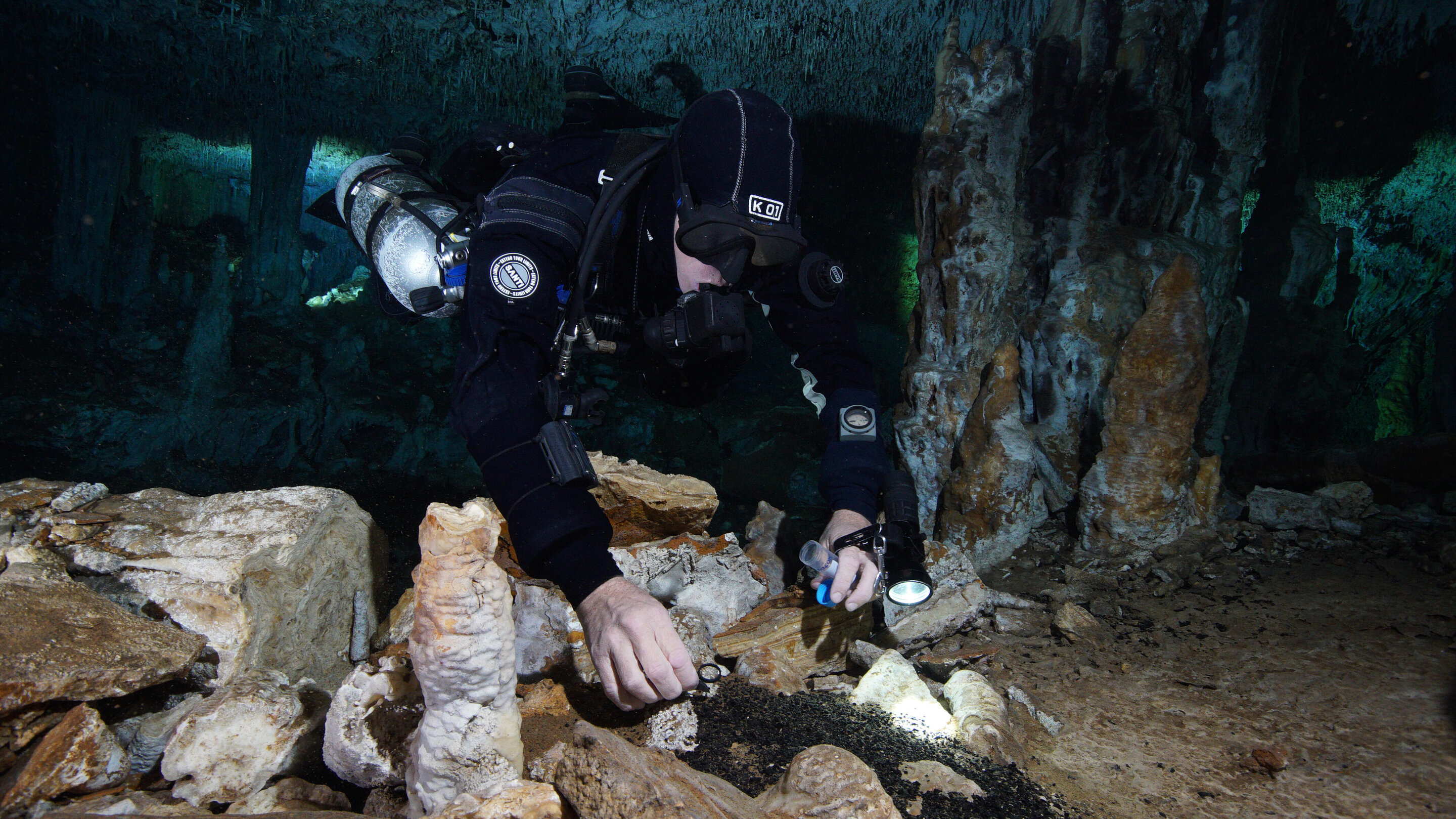 Вертикальная пещера затоплена водой можно найти уровень. Подводная пещера. Подводные пещеры Мексики. Затопленные Каменоломни. Подводные пещеры Майя.