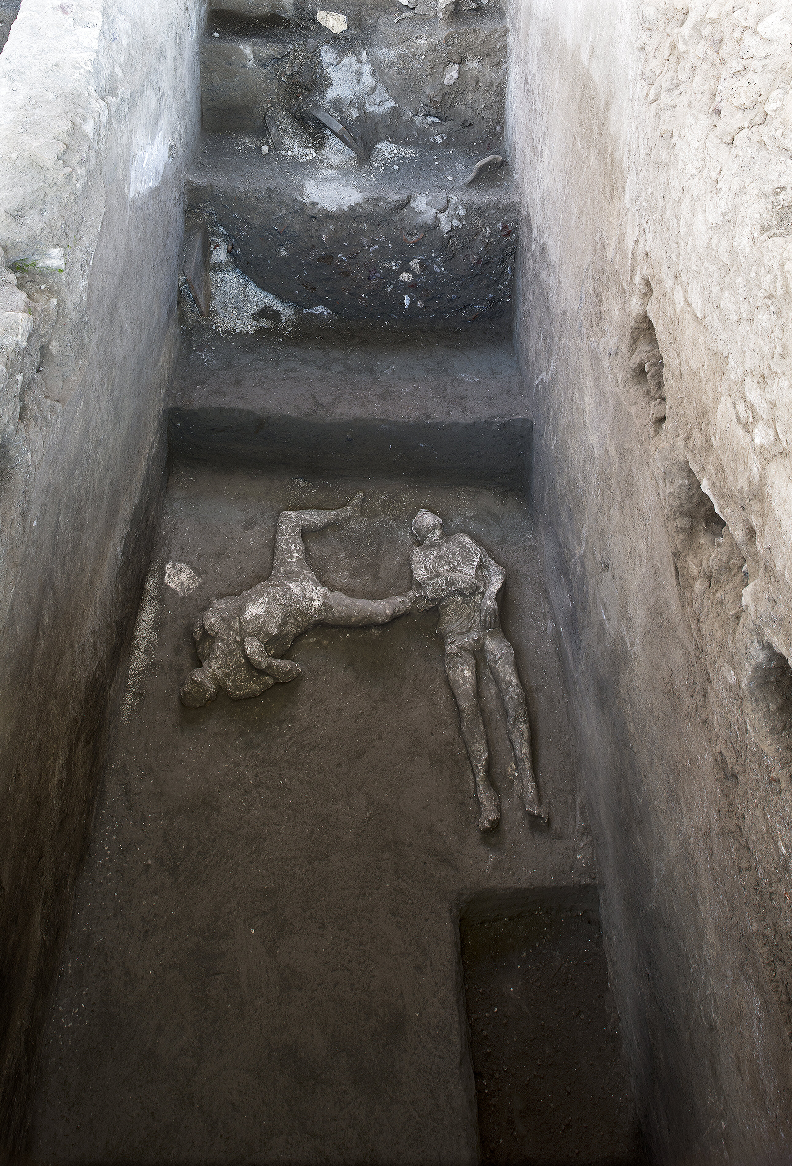 Hallazgo de restos antiguos de 2 hombres por arqueólogos en Pompeya -Extremo Mundial.