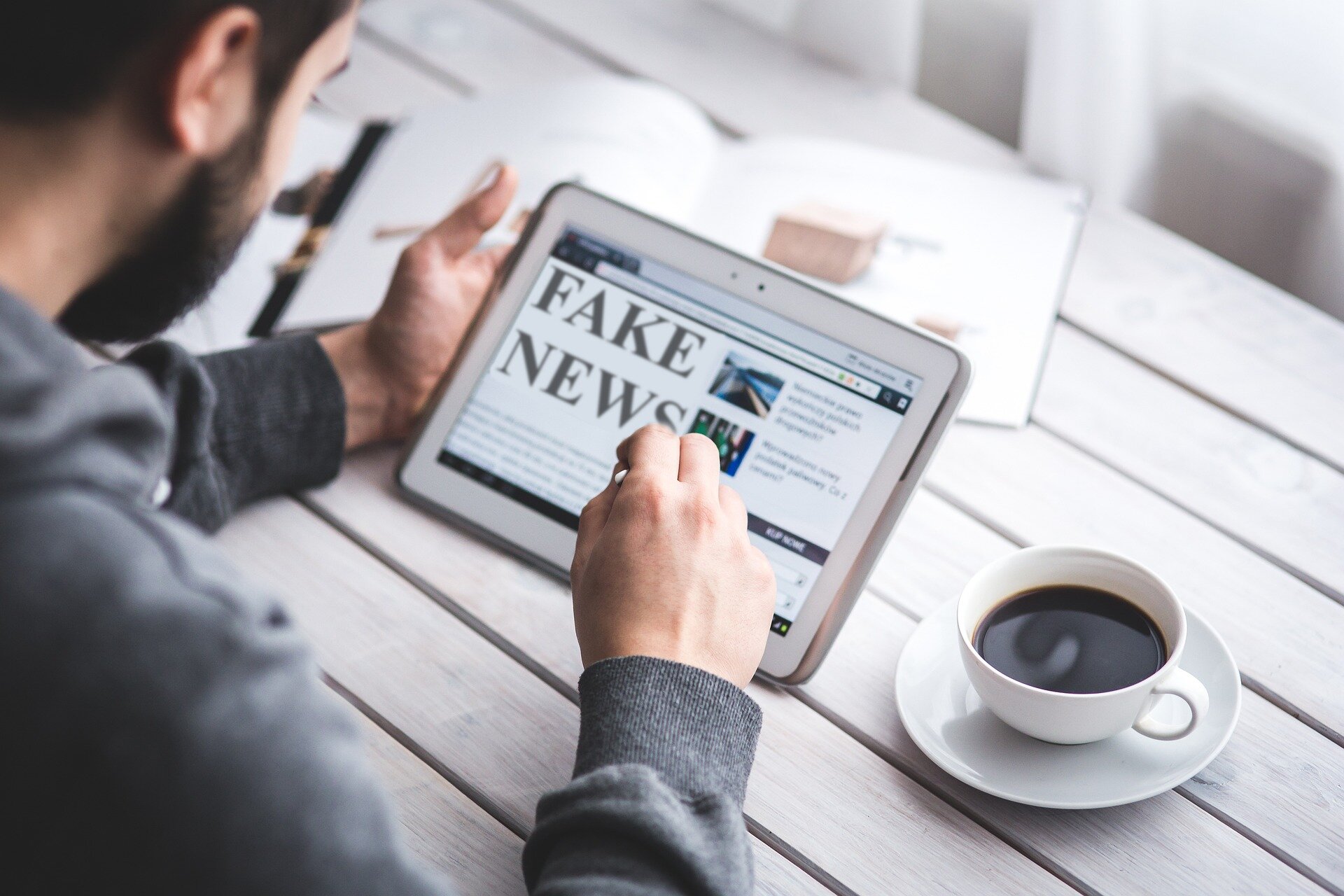 New Study: Eyes Linger Less On 'fake News' Headlines | QNewsHub