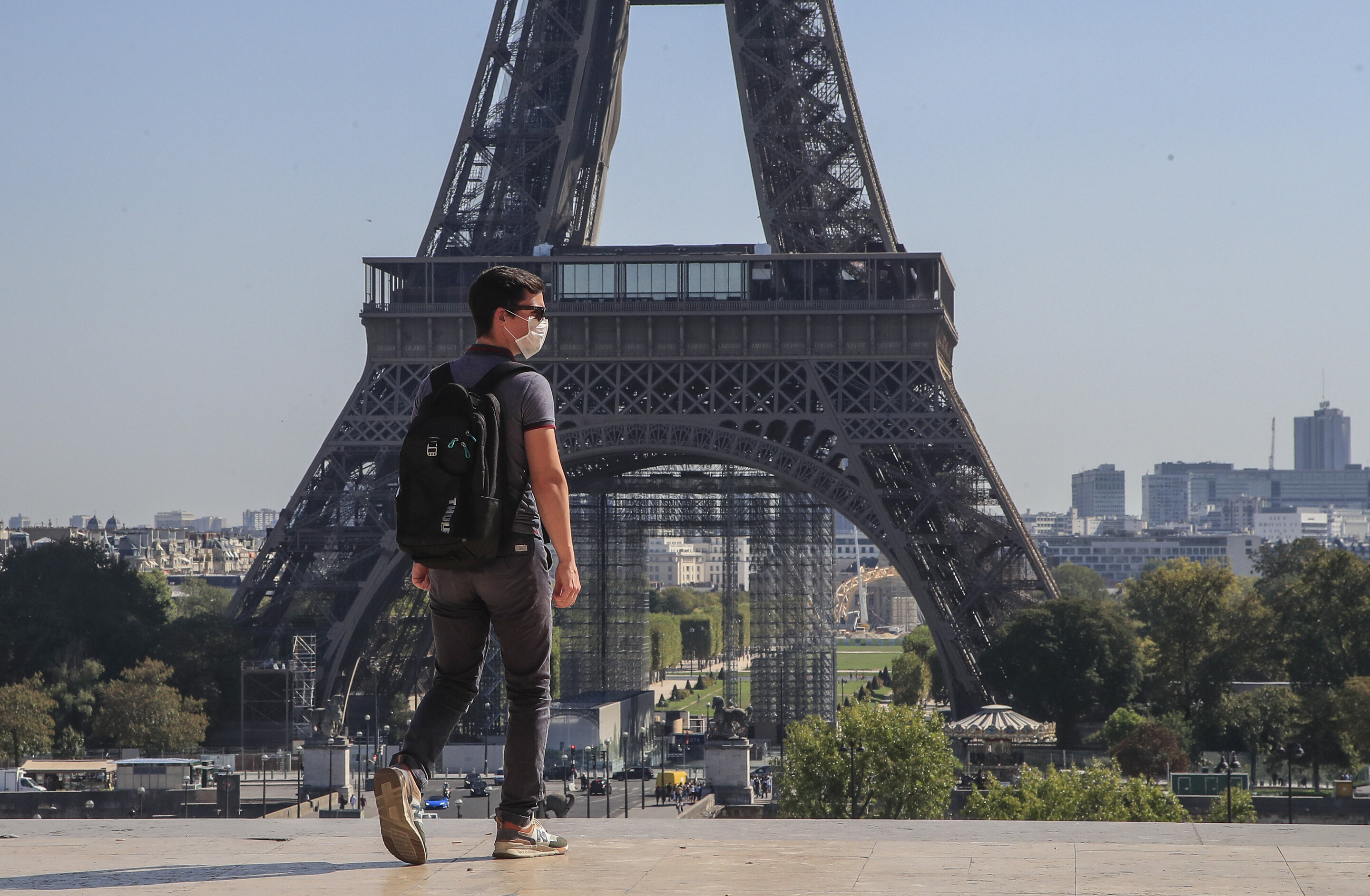 Пересадка париж. Эйфелева башня Франция 2020-. Париж люди. Экономика Парижа. Франция реальность.