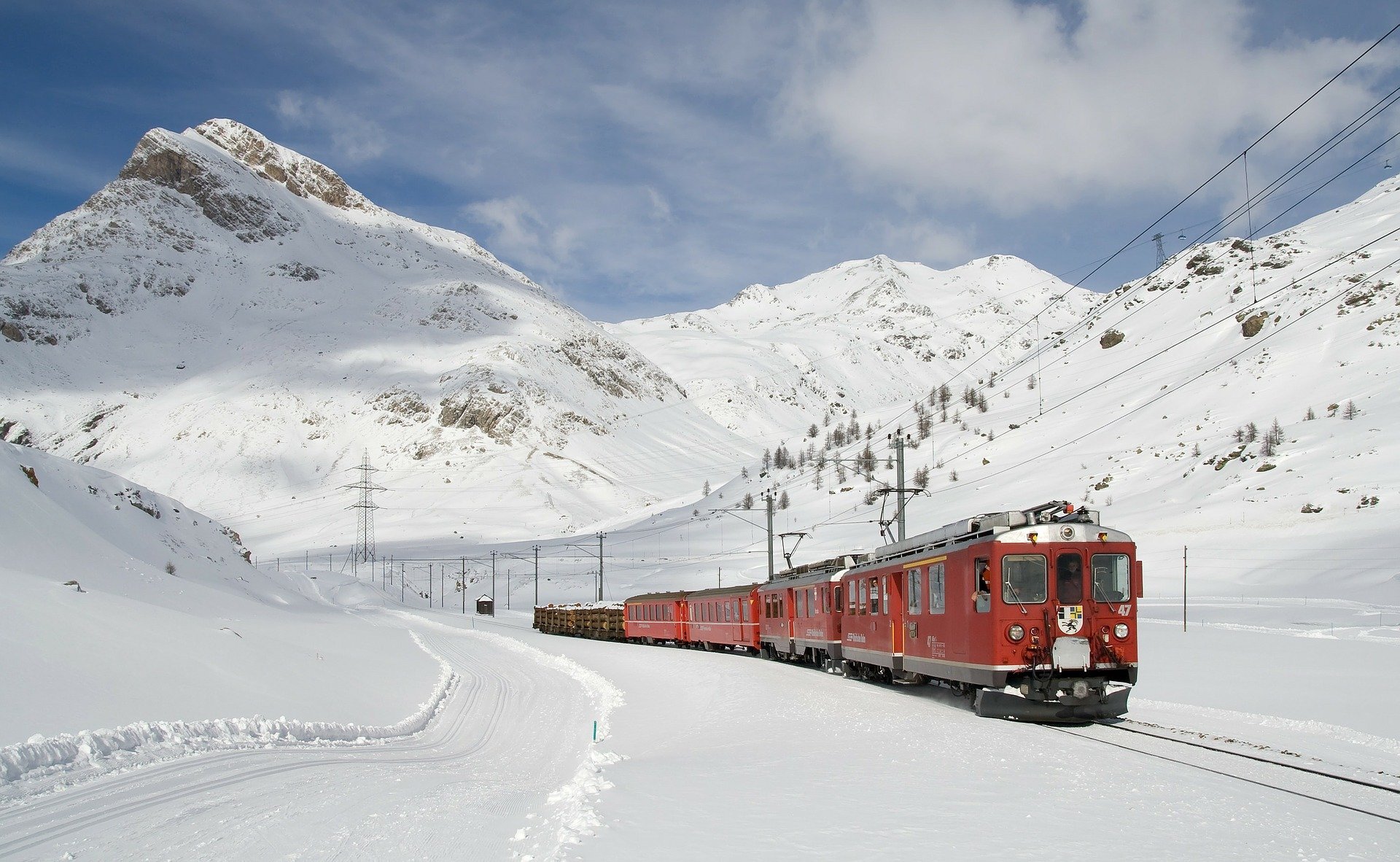 Modified rail cars clean air of carbon dioxide and help mitigate climate change