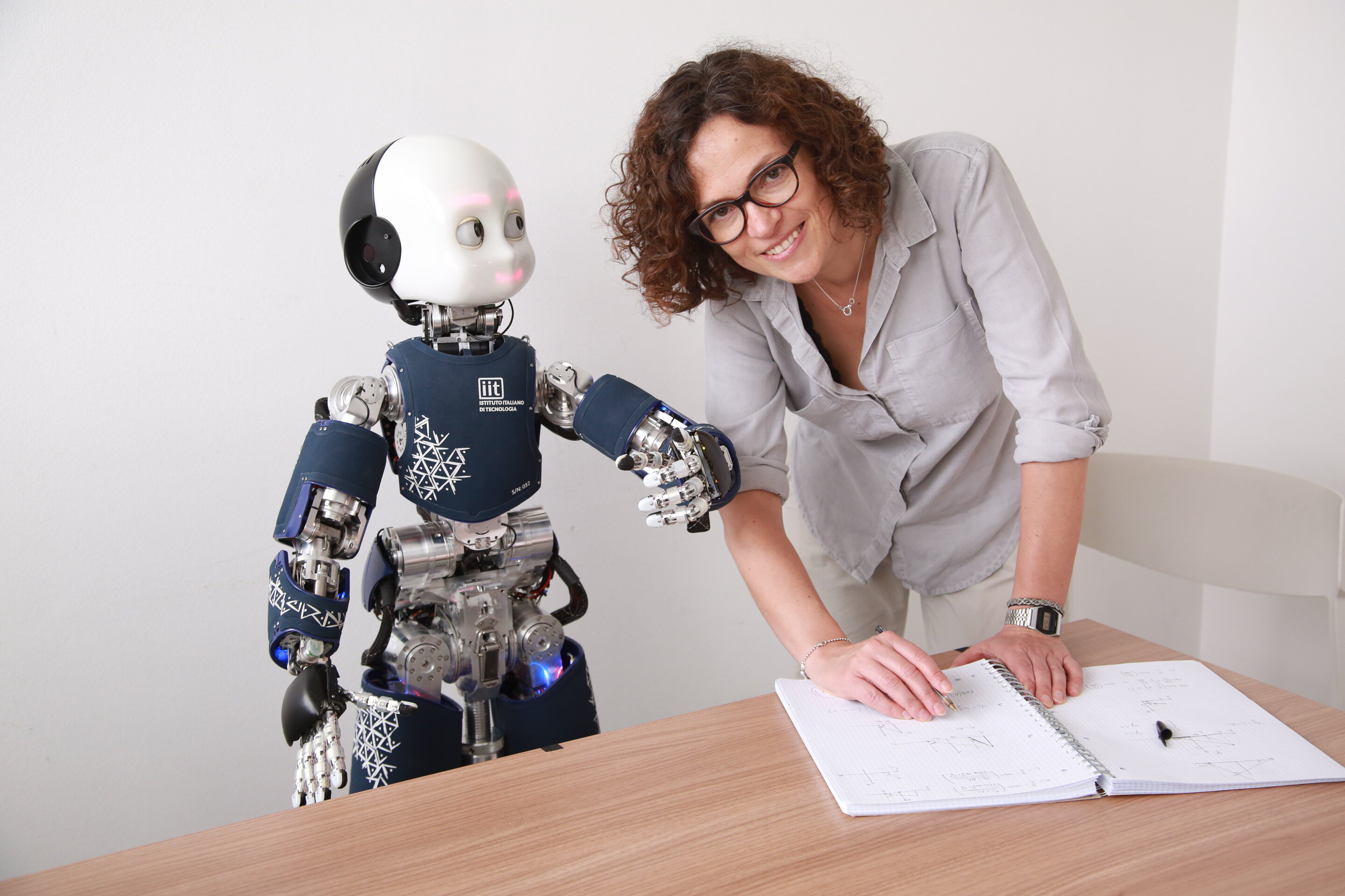 Brain activity reveals individual attitudes toward humanoid robots