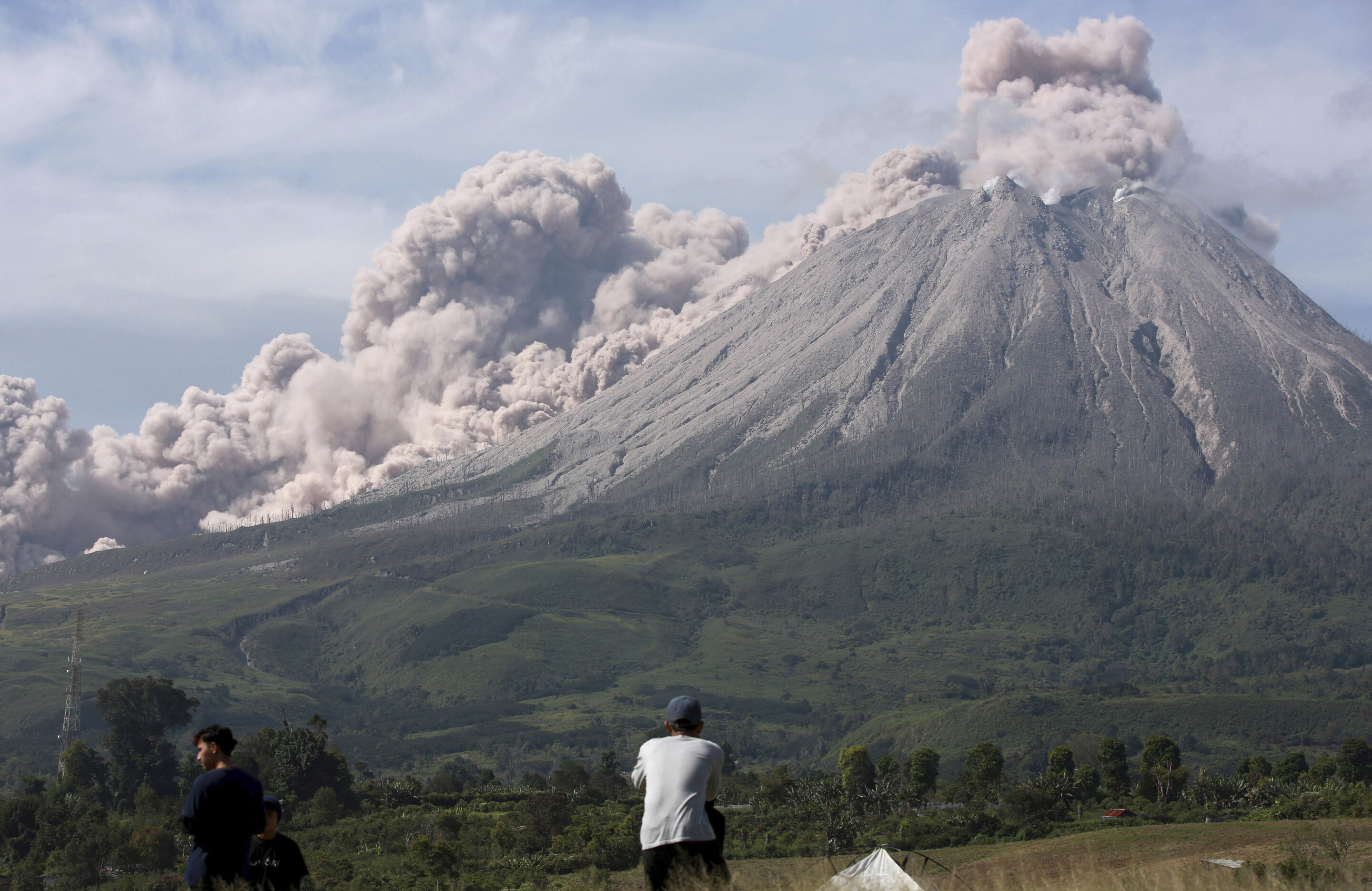 Sinabung volcano in Indonesia releases a new explosion of hot ash