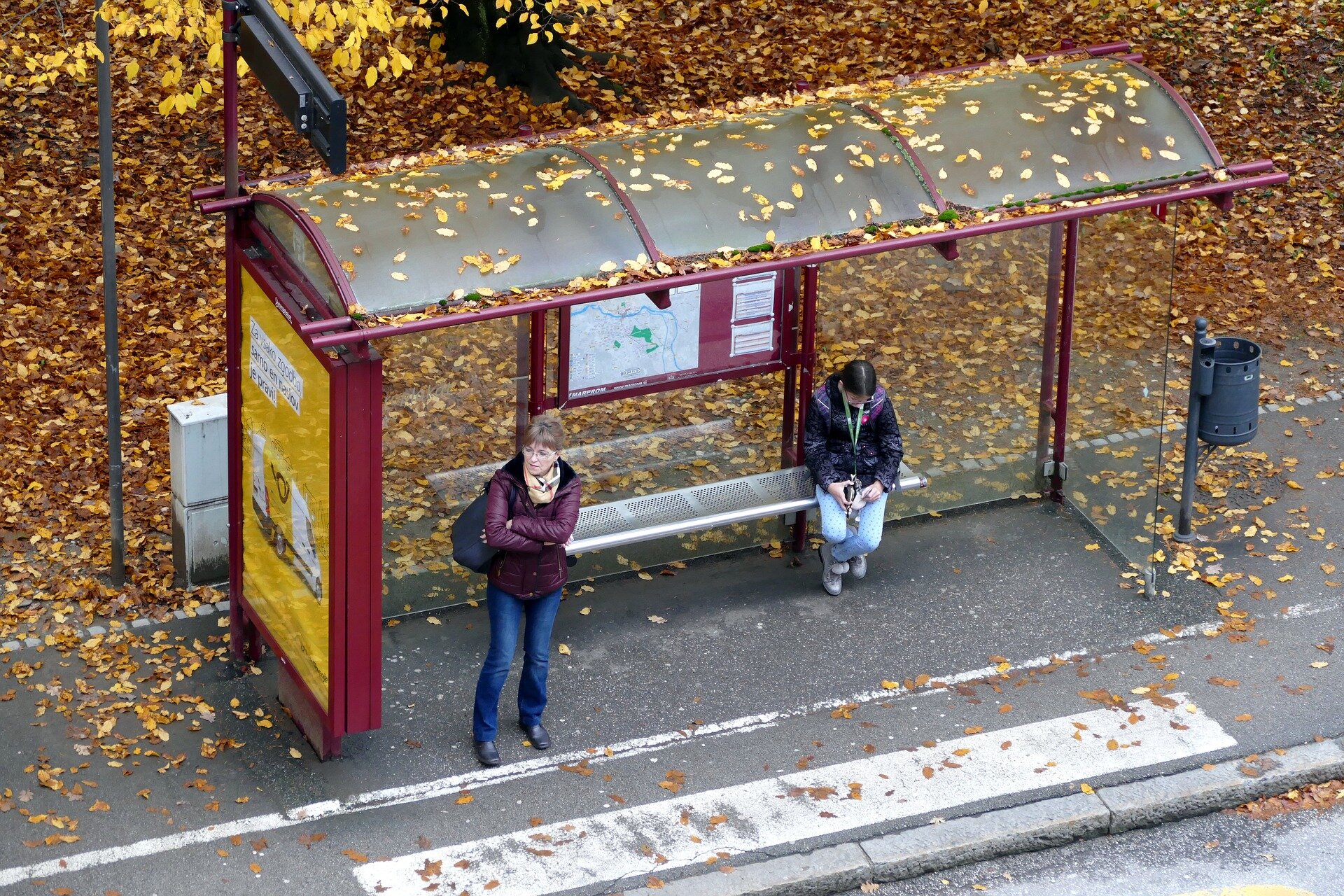 Аня ждет автобус на остановке изобразите. Автобусная остановка. Автоюбусная остановка. Красивые остановки. Люди на остановке осень.