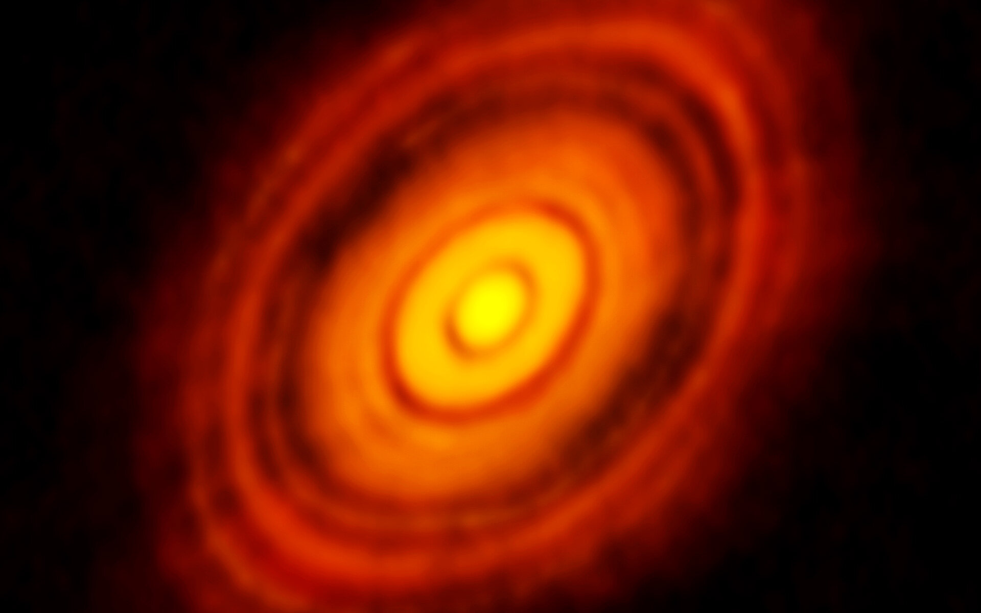 Esta es la imagen más nítida jamás tomada por ALMA, más nítida que la que se logra habitualmente en luz visible con el Telescopio Espacial Hubble de la NASA / ESA. Muestra el disco protoplanetario que rodea a la joven estrella HL Tauri. Estas nuevas observaciones de ALMA revelan subestructuras dentro del disco que nunca antes se habían visto e incluso muestran las posibles posiciones de los planetas que se forman en los parches oscuros dentro del sistema. Crédito: ALMA (ESO / NAOJ / NRAO)