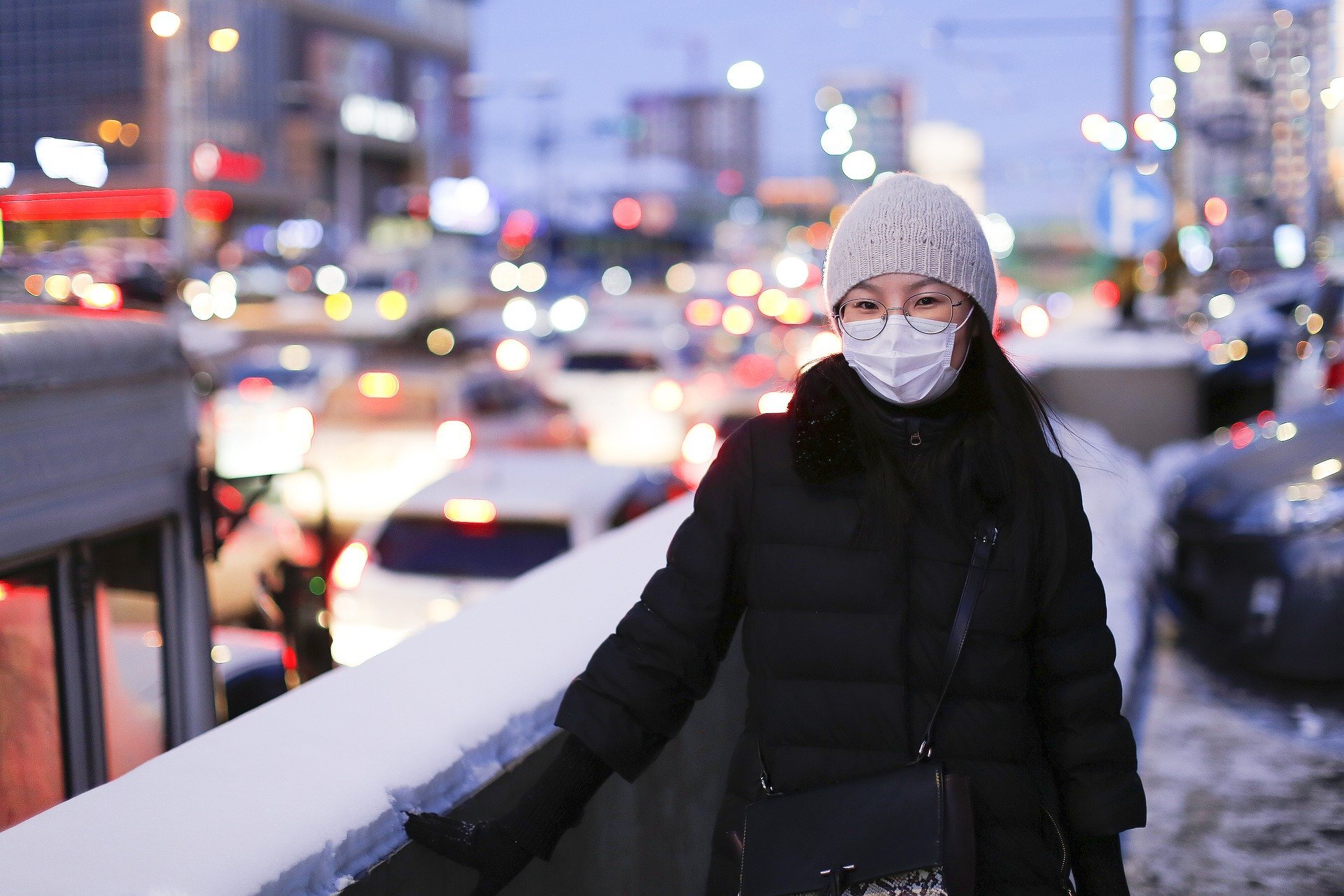 Самые нужные зимой. Люди в масках зима. Люди в масках на улице зима. Люди зимой на улице. Люди в масках зимой.