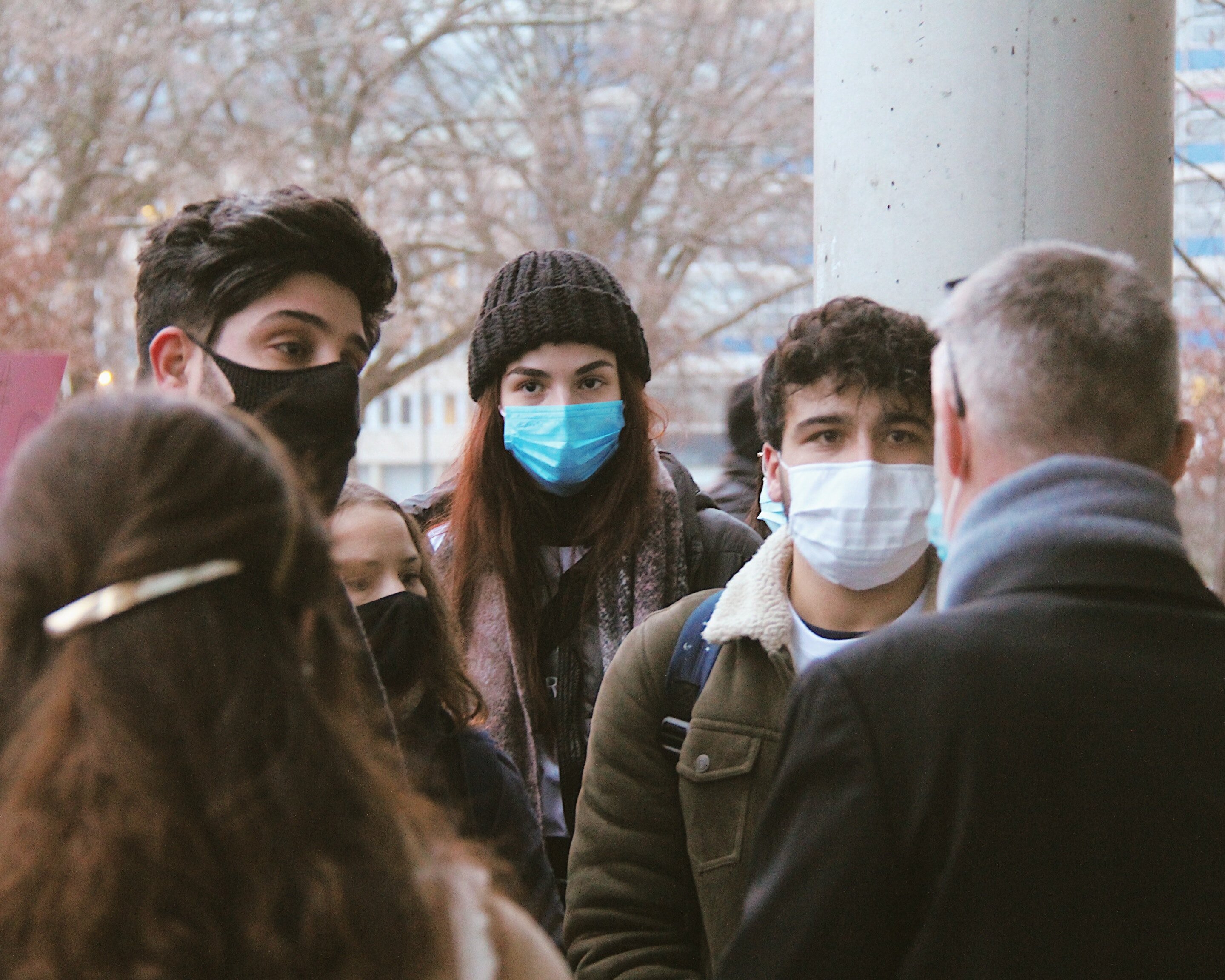 Люди едят в масках. Маска нет войне. Маска для лица нет войне. Фото людей социальных масках. Маска 2022.