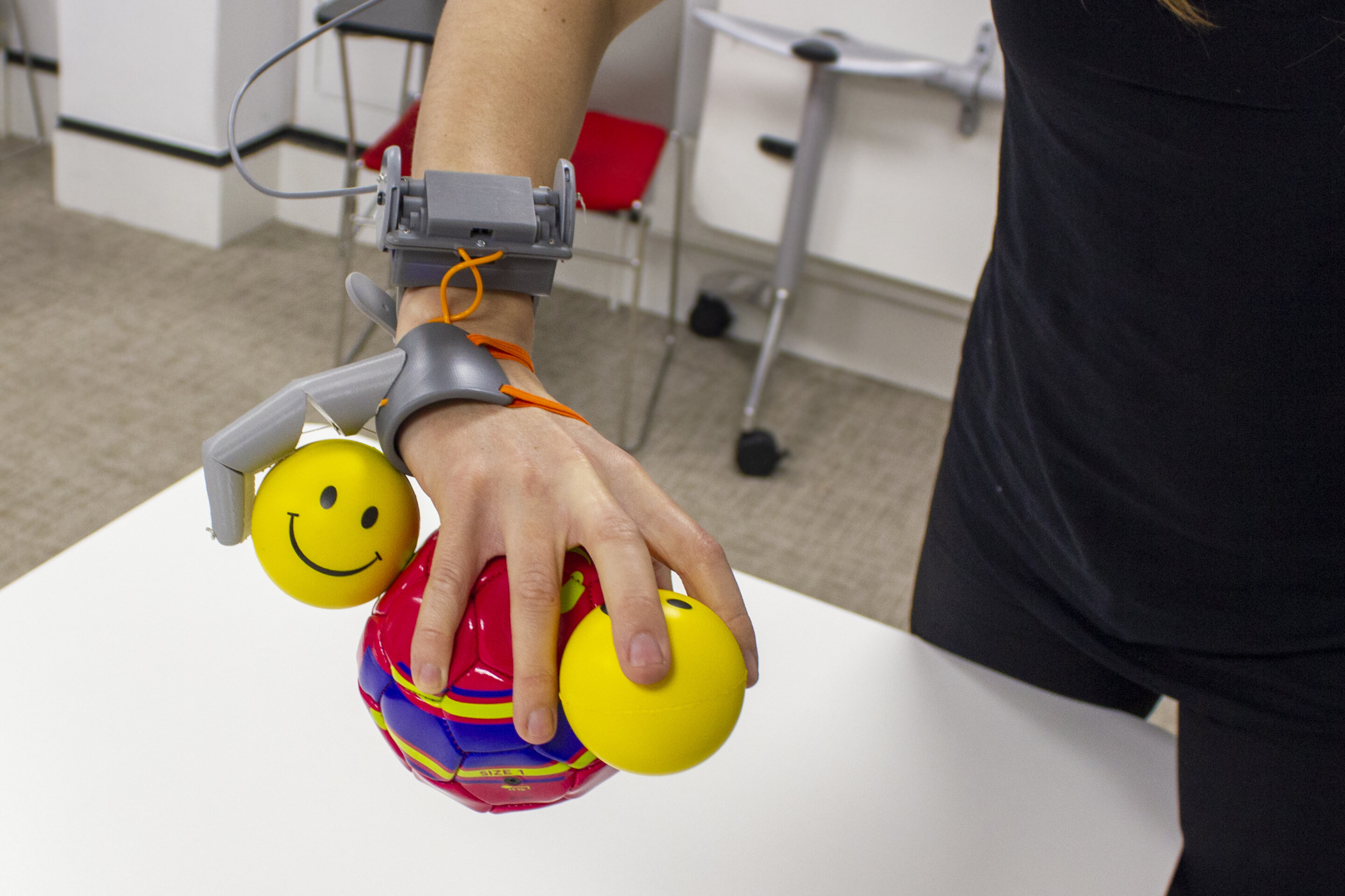 Robotics can give people 3rd thumb, but how will brain react? - Image