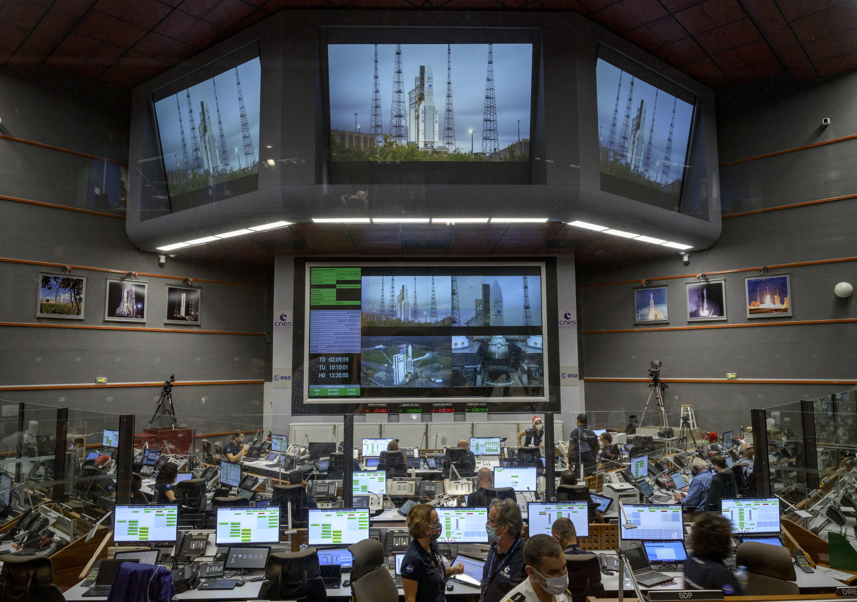 Los equipos de lanzamiento monitorean la cuenta regresiva para el lanzamiento del cohete Ariane 5 de Arianespace que lleva el telescopio espacial James Webb de la NASA, el sábado 25 de diciembre de 2021, en el Centro Júpiter en el Centro Espacial de Guayana en Kourou, Guayana Francesa. El telescopio espacial más grande y poderoso del mundo ha despegado en una búsqueda de alto riesgo para contemplar la luz de las primeras estrellas y galaxias. El telescopio espacial James Webb de la NASA se disparó el sábado desde la Guayana Francesa en América del Sur. Crédito: NASA / Bill Ingalls / NASA vía AP