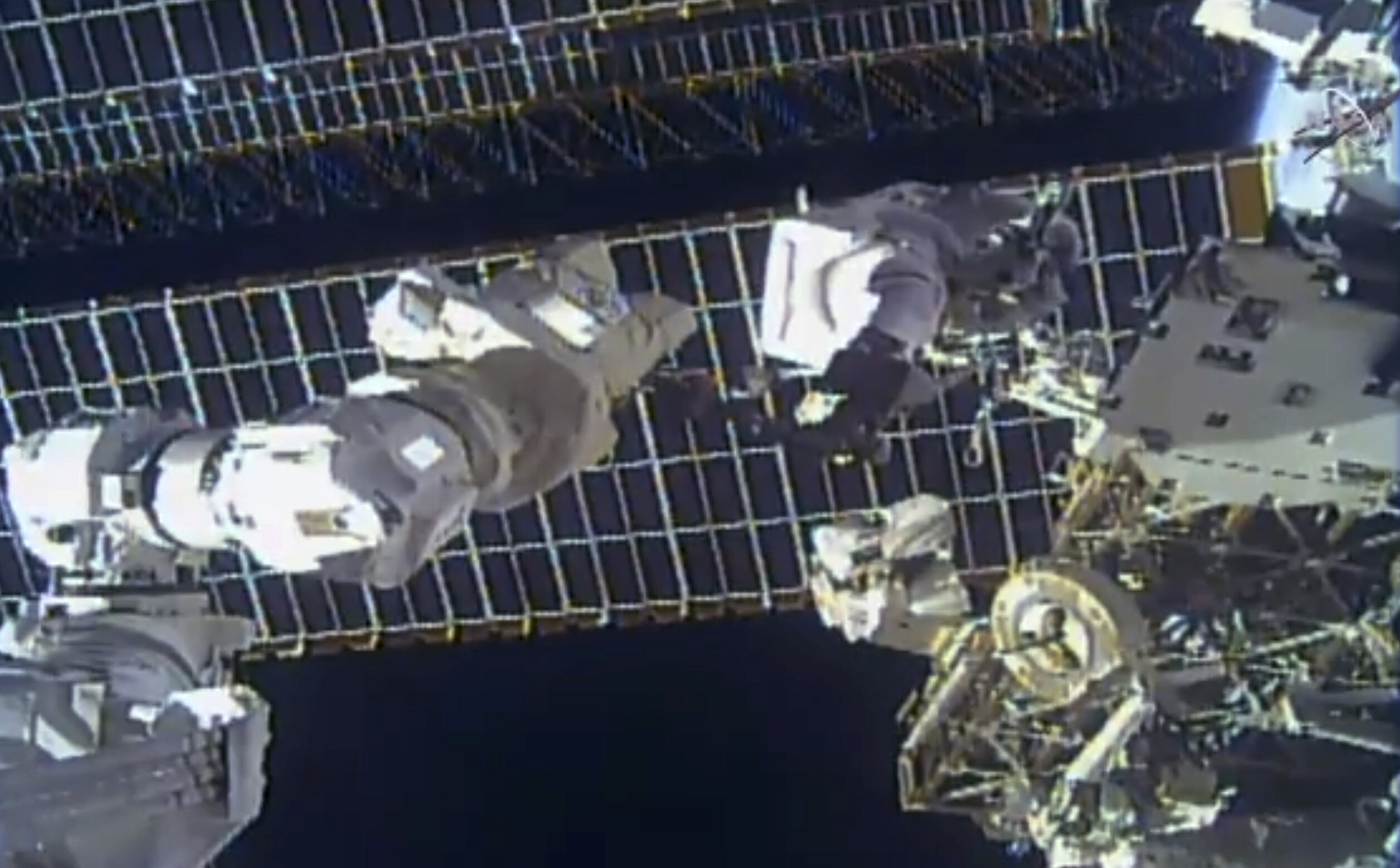 Gli astronauti che fanno passeggiate spaziali sostituiscono l’antenna dopo lo spavento dei detriti