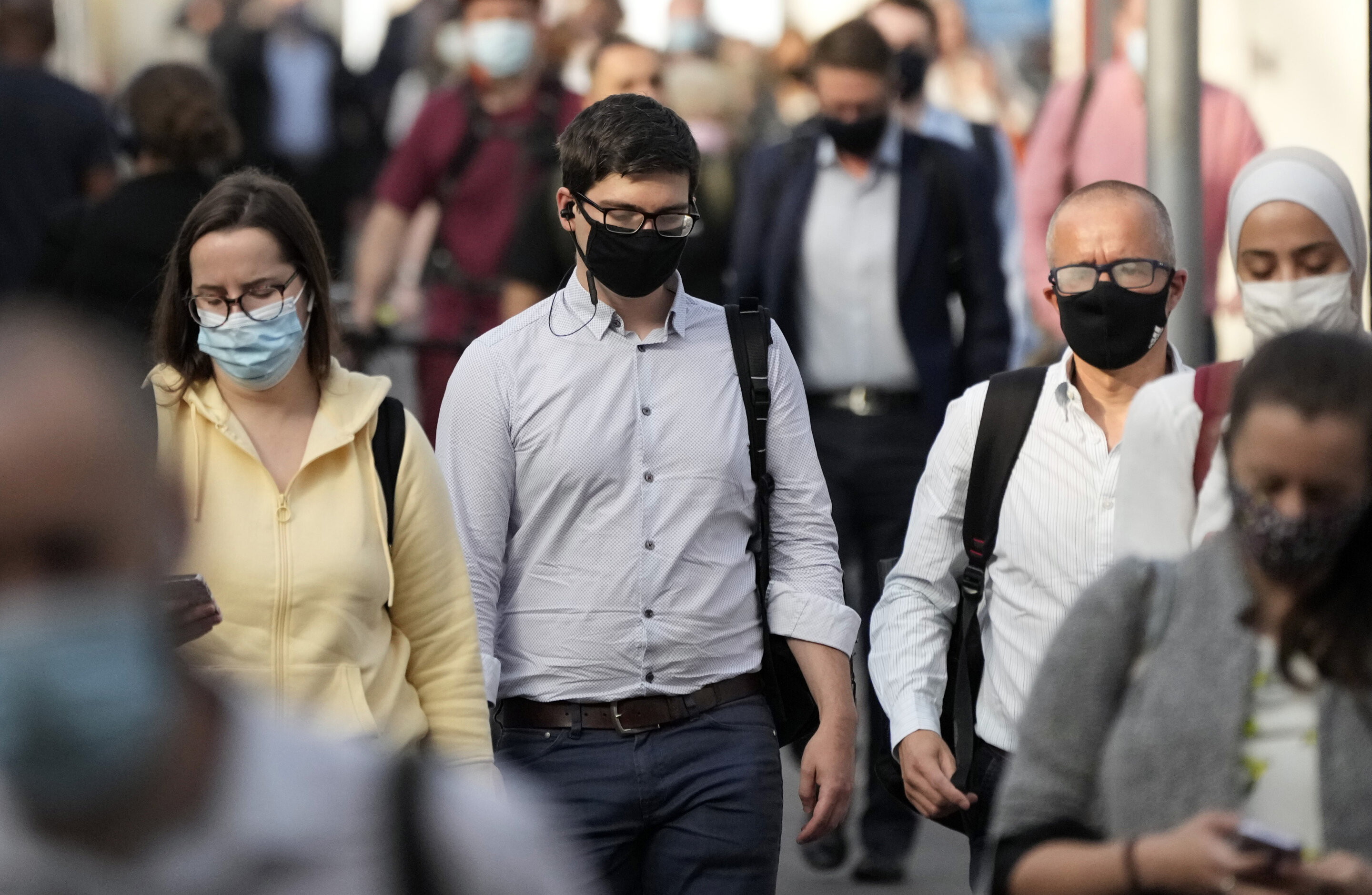 Новый вирус в англии. Пандемия в Англии парламент в масках. Карантин в Великобритании.