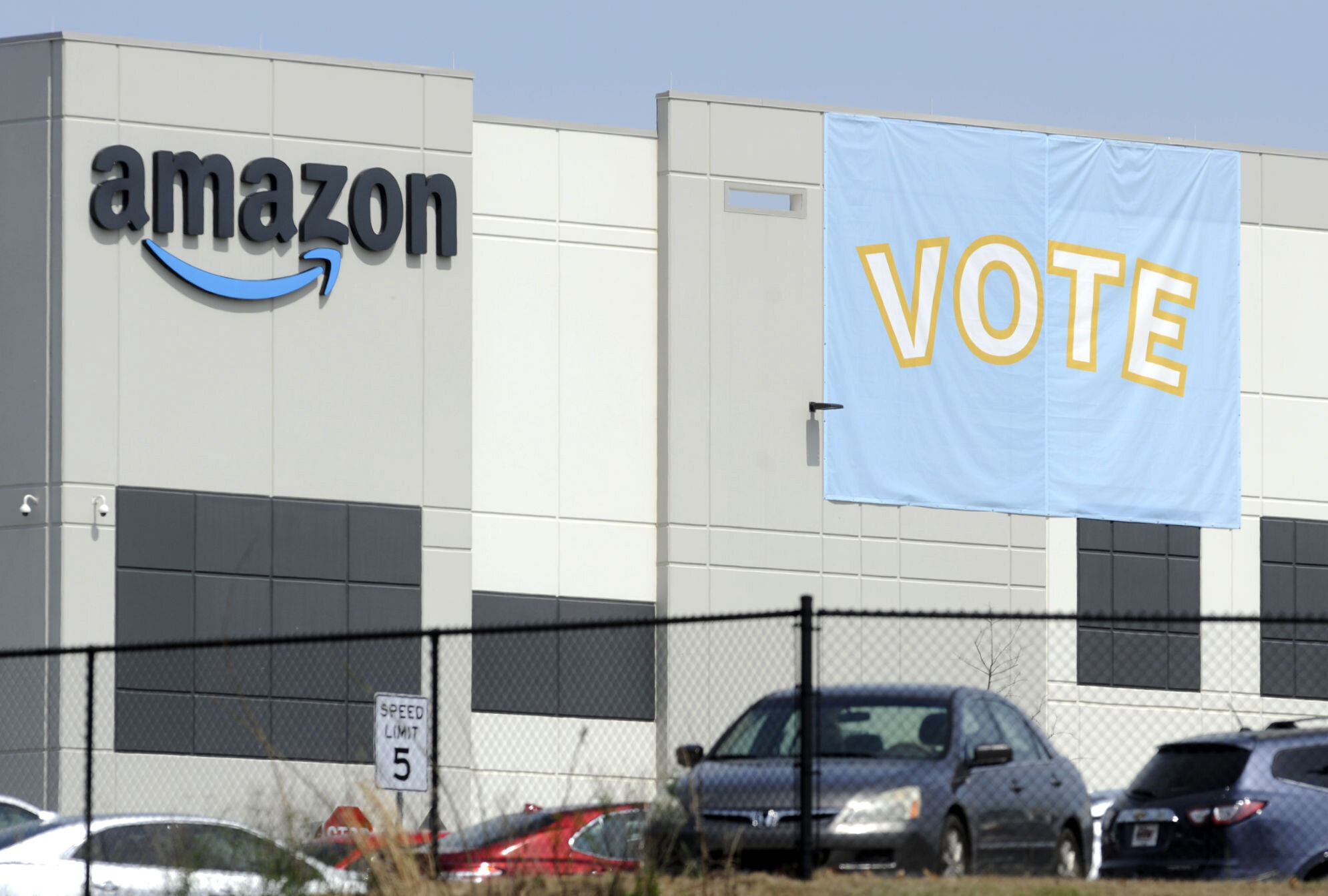 #Amazon tries to stave off union drive on two fronts