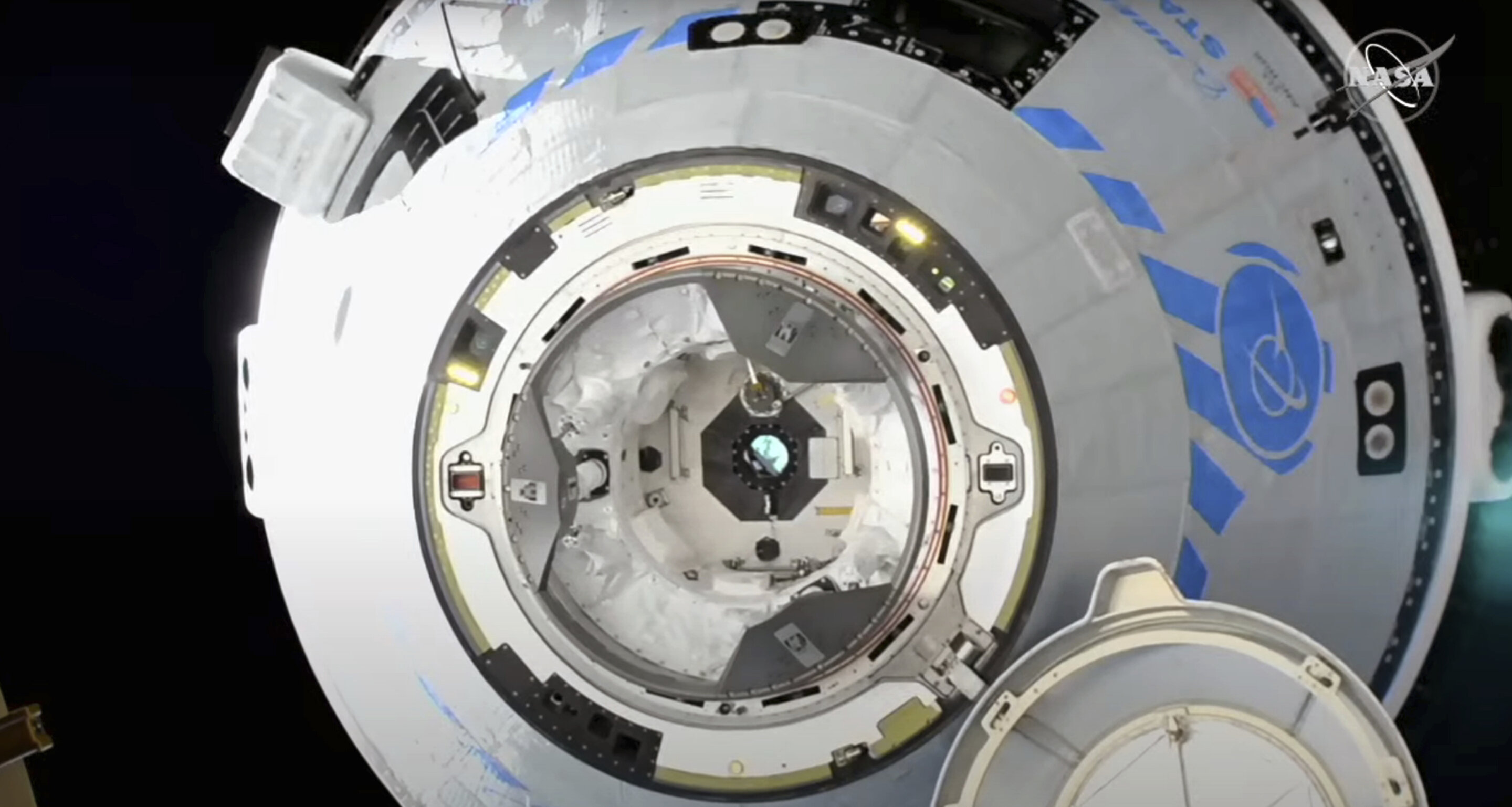 Boeing acopla la cápsula de la tripulación a la estación espacial para una prueba
