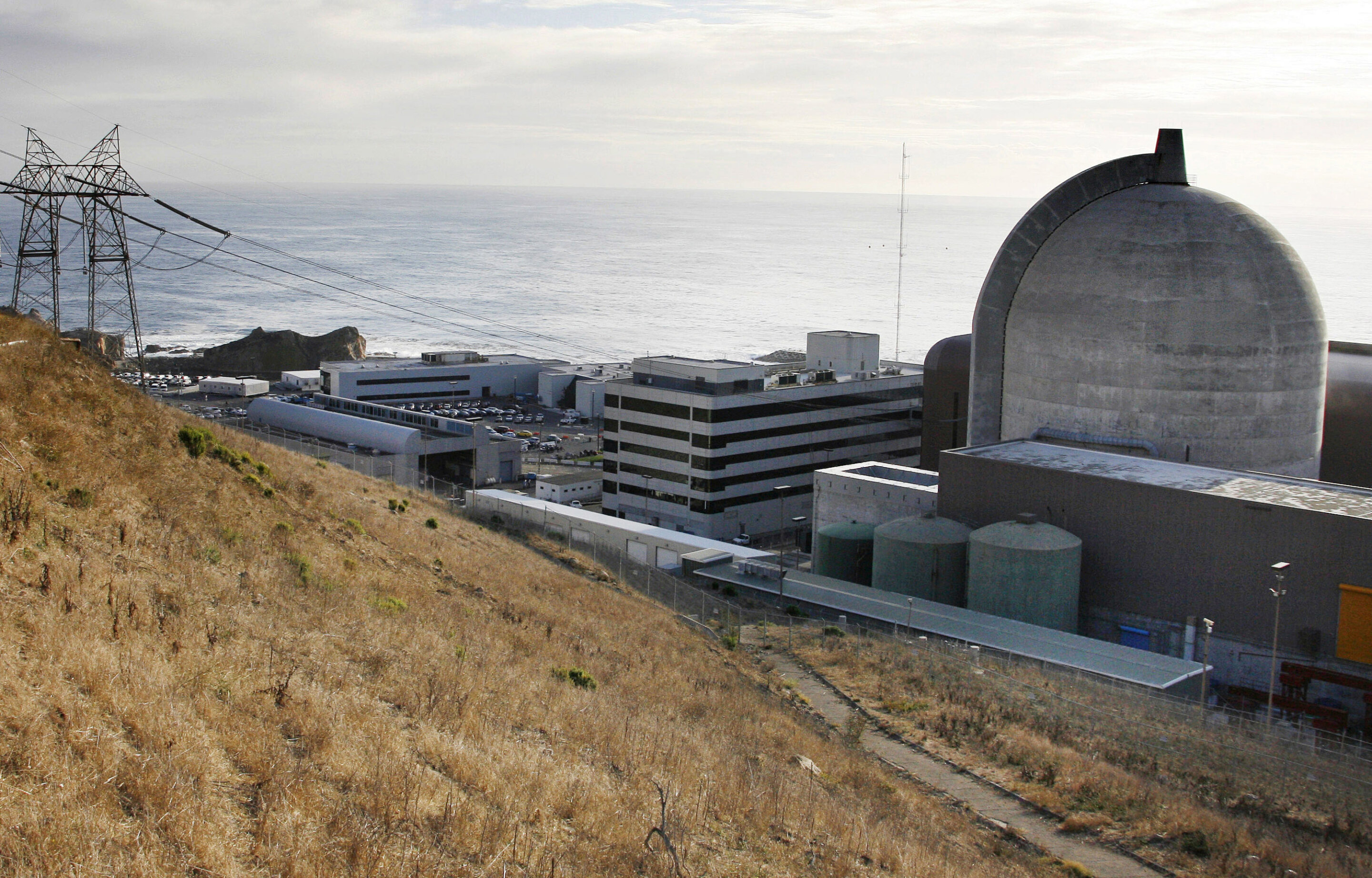 #California governor signs bill to keep last reactors running