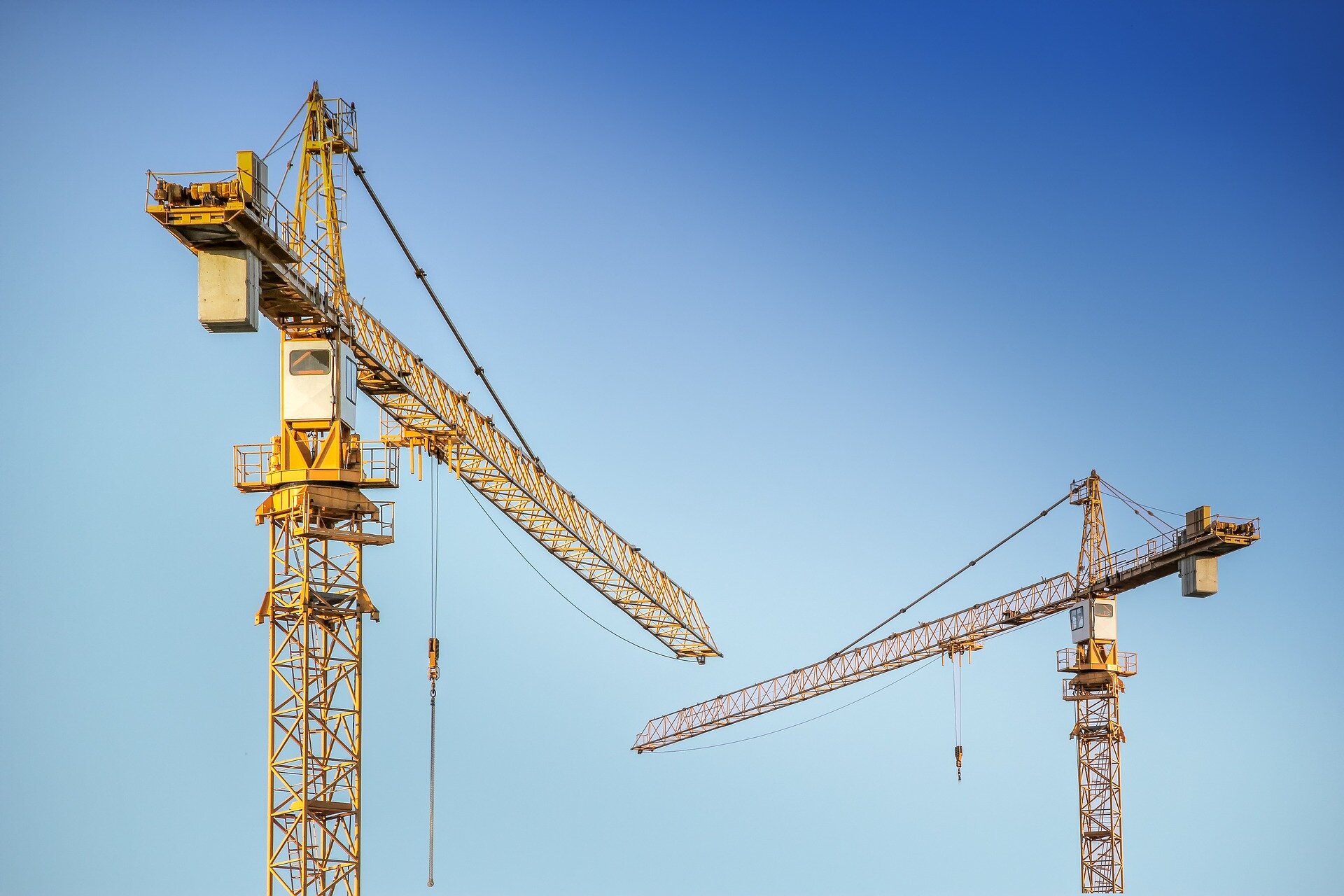 Researchers link cutting-edge gravity research to safer operation of construction cranes
