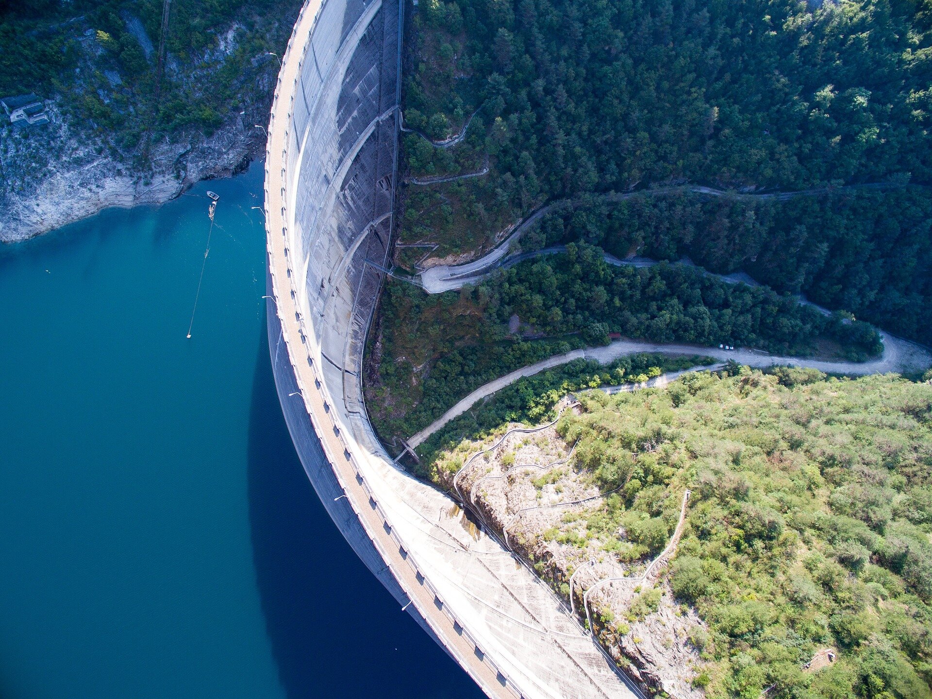 Study of US hydroelectric dams shows benefits to local economies decline with improvements in transmission capabilities