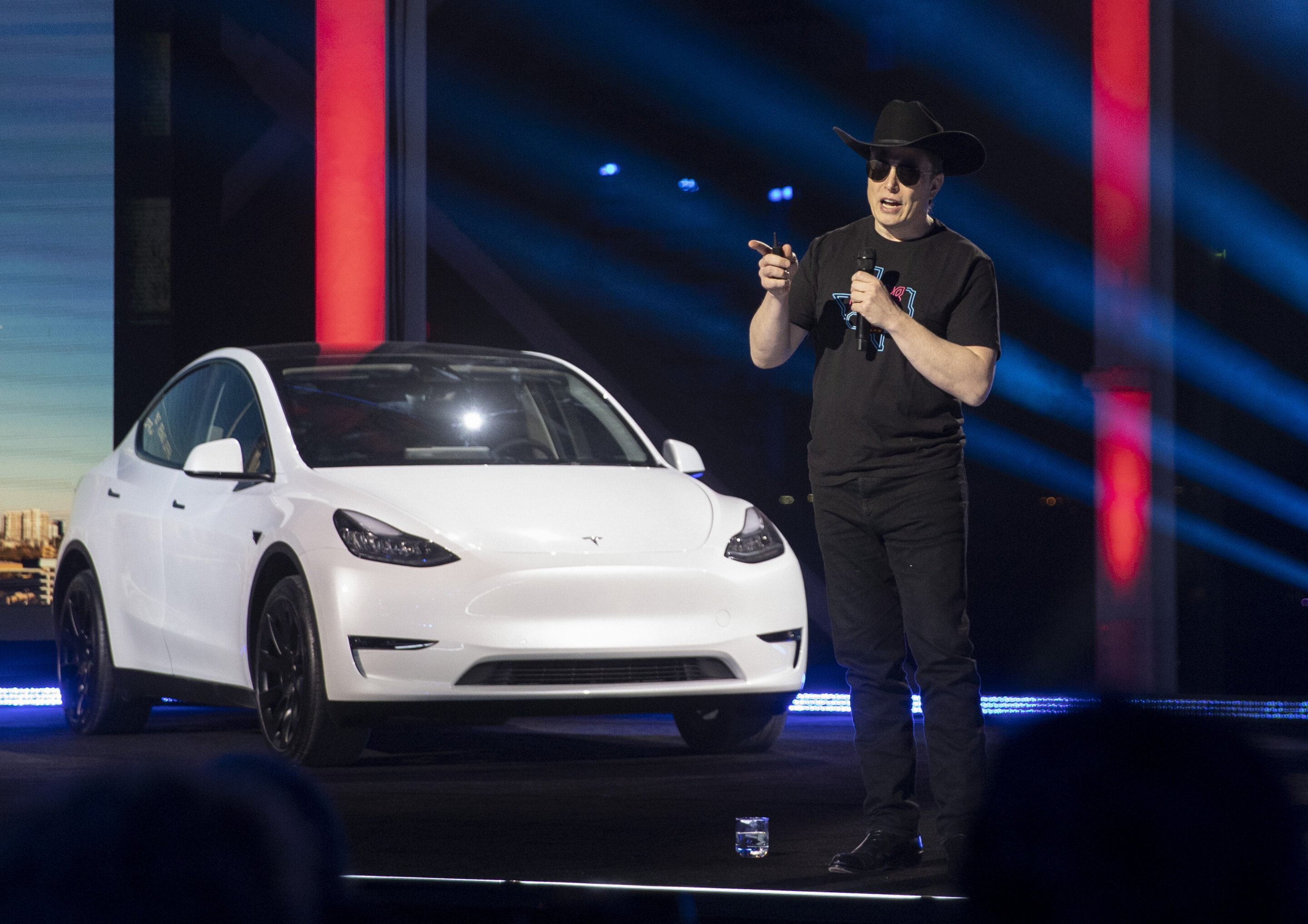 Elon Musk tells investors he’ll pause on Tesla stock sales