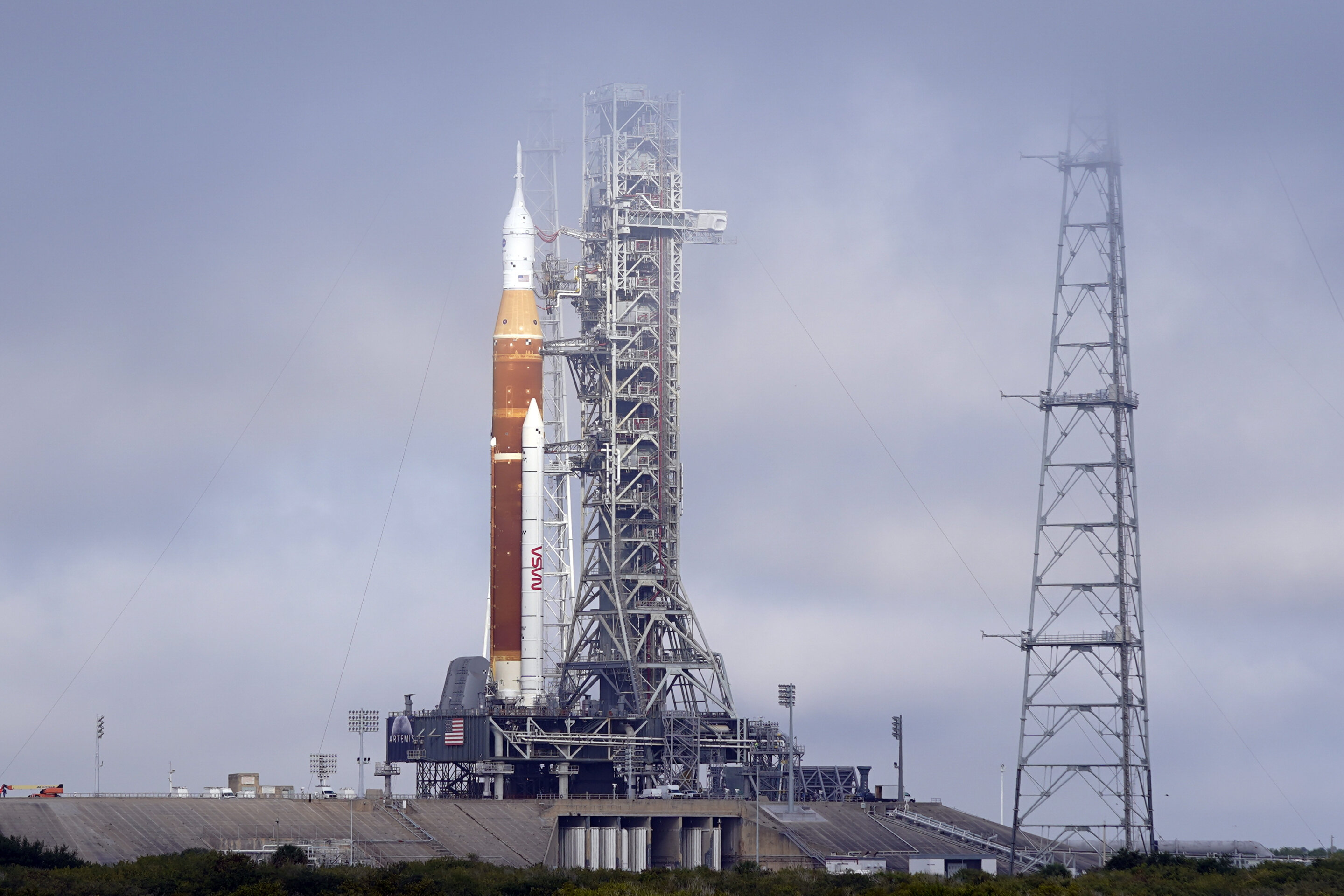 Fuel leak thwarts NASA's dress rehearsal for moon rocket