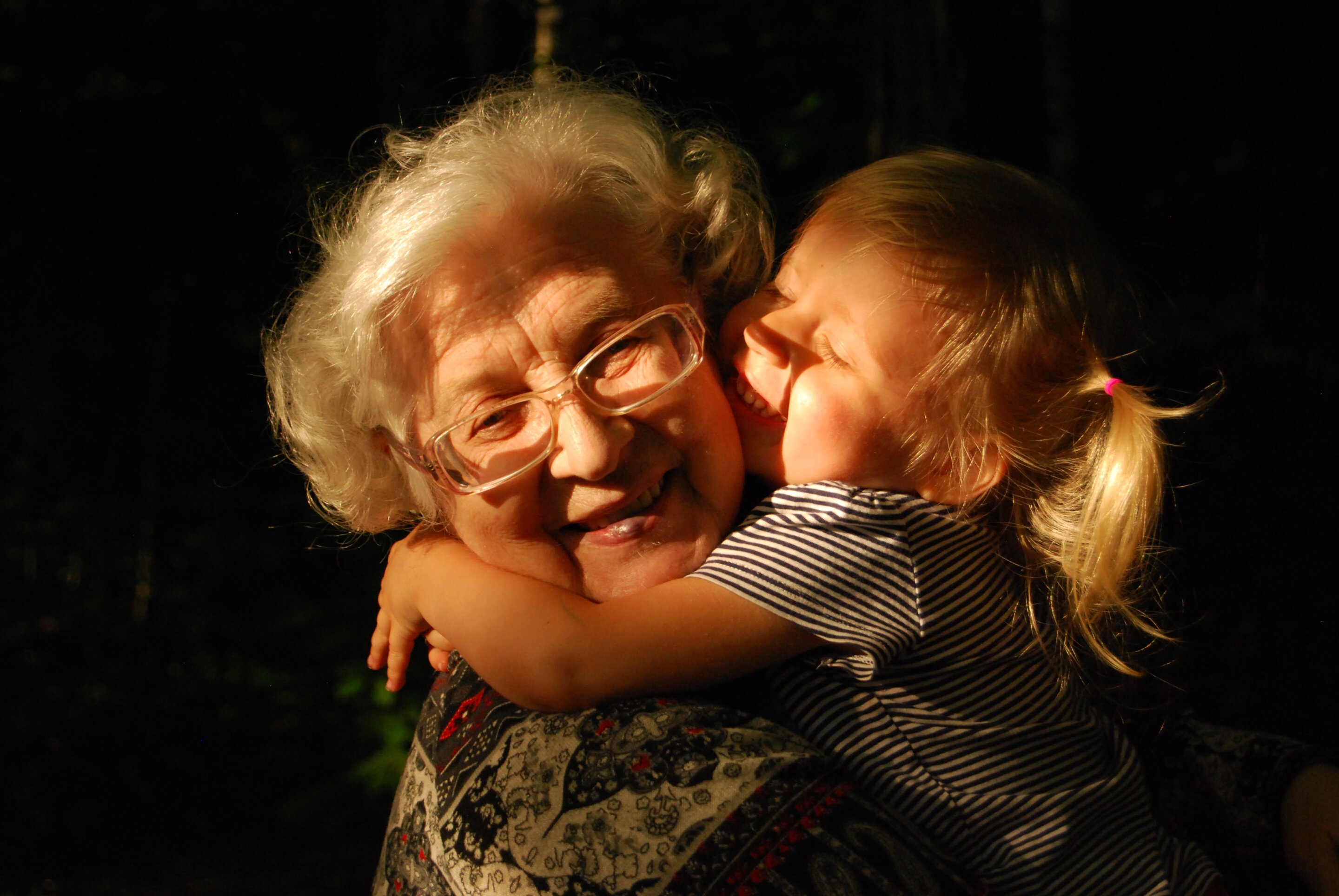 Исследование показало, что поддержка бабушек по материнской линии защищает детей от последствий невзгод