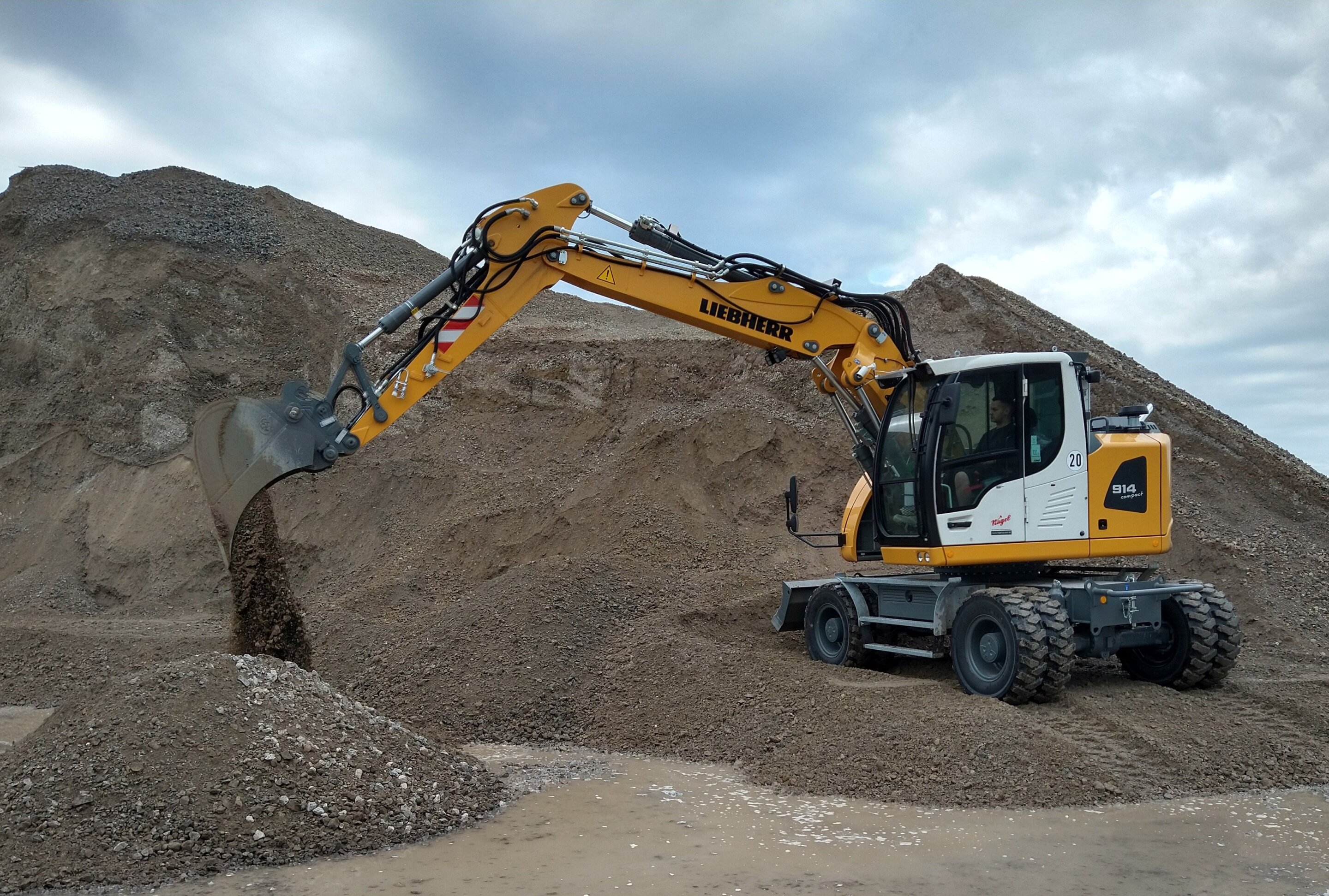 Hybrid-drive construction machinery: Fuel-efficient excavators
