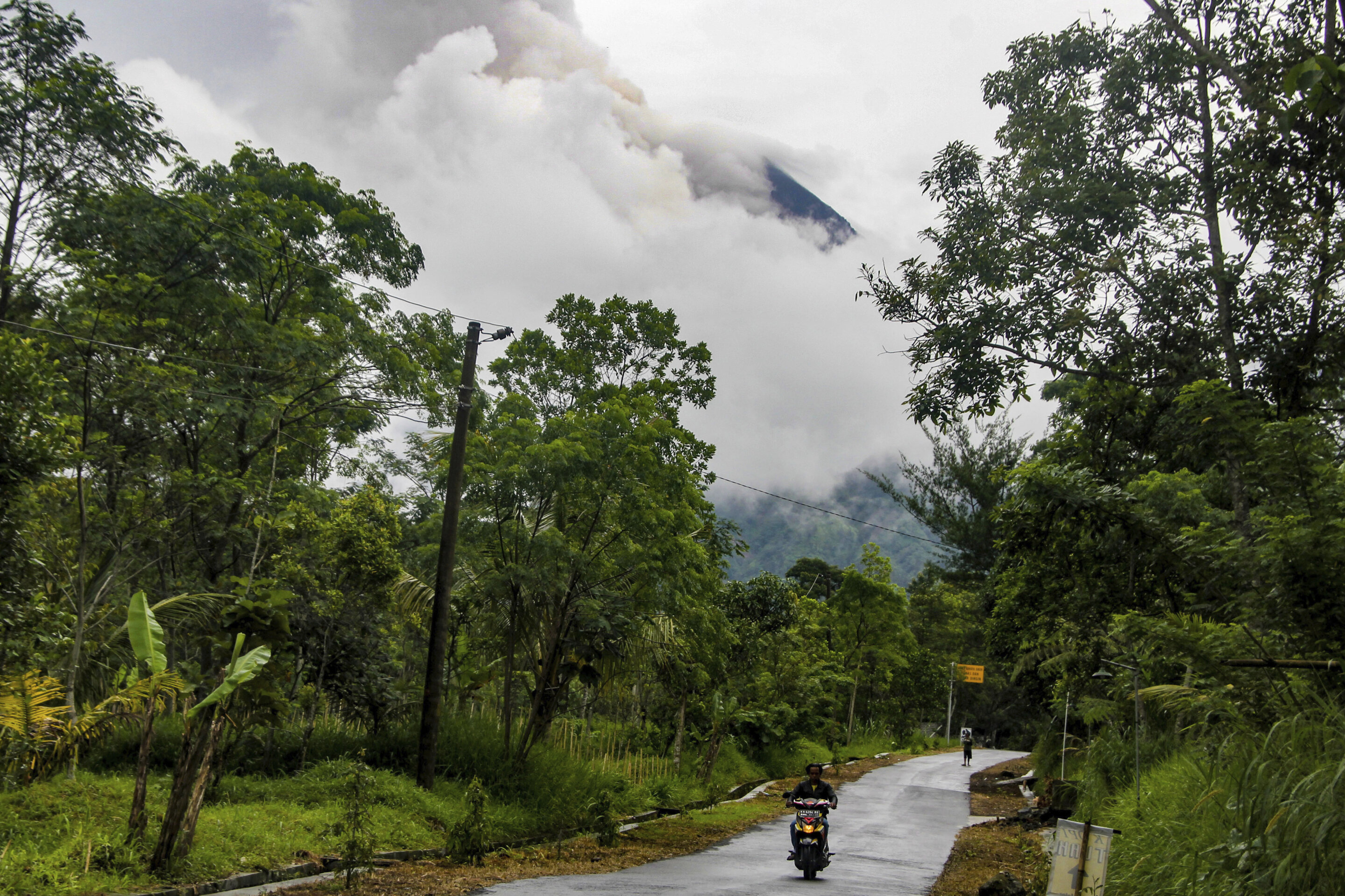 Gunung Merapi di Indonesia beberapa kali meletus, 250 orang dievakuasi