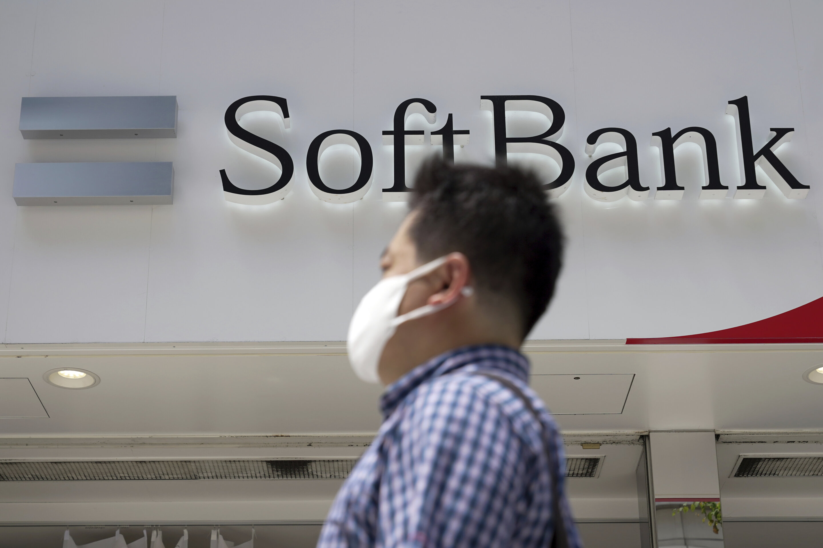 Japan tech giant SoftBank posts  billion quarterly loss