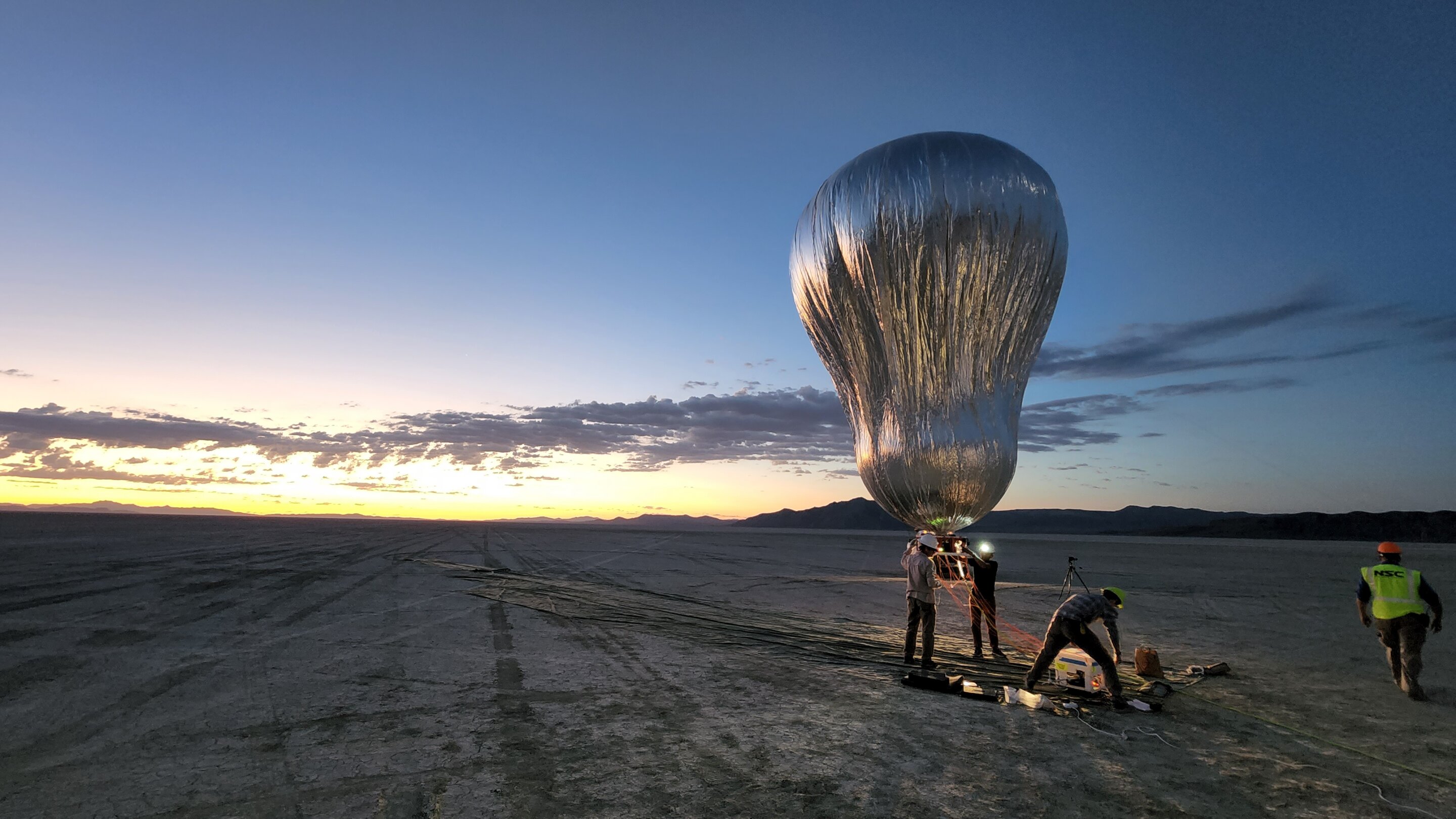 Het prototype van de robotachtige Venusballon van JPL voor testvluchten