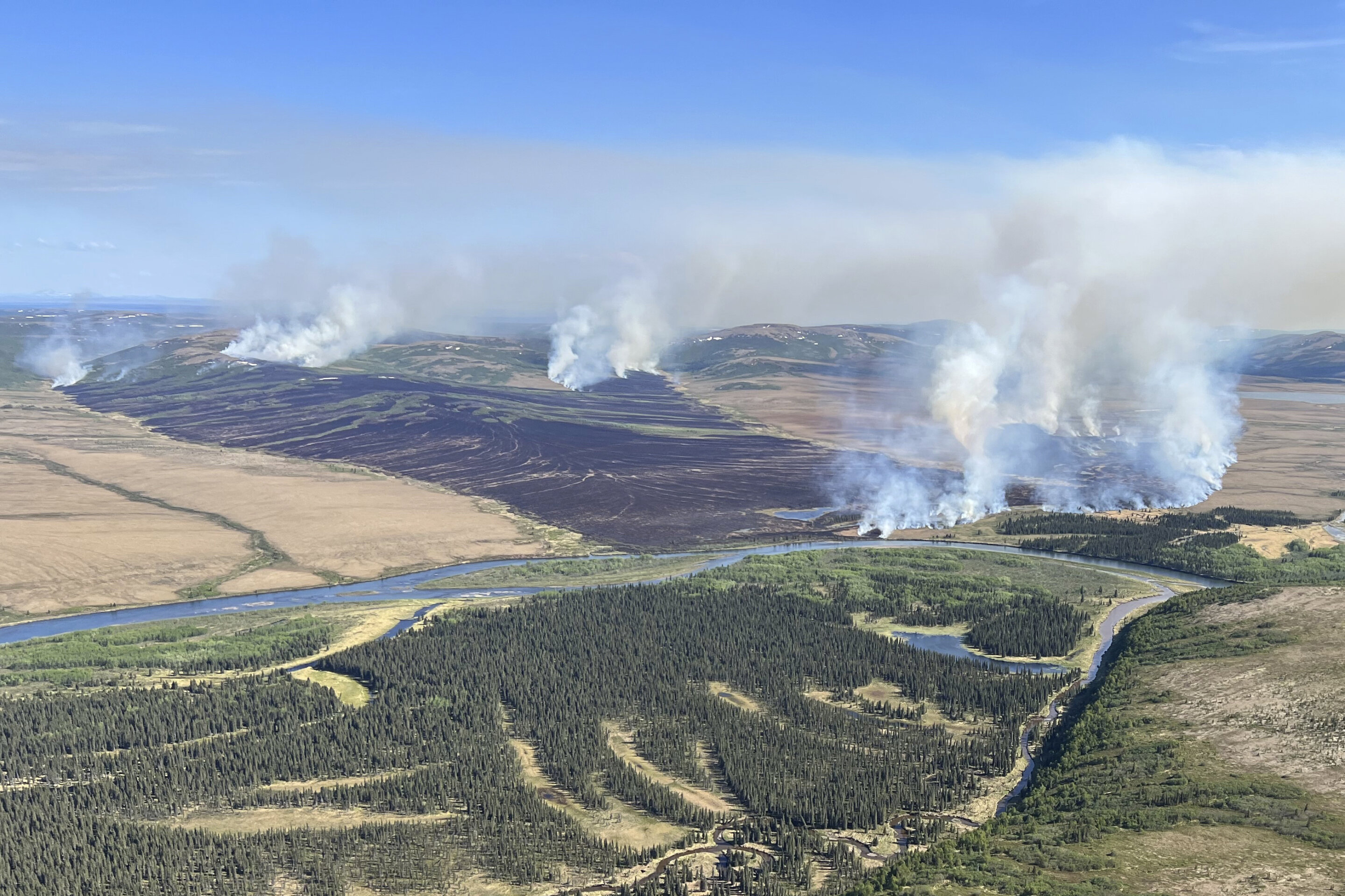 #Large tundra wildfire in southwest Alaska threatens villages