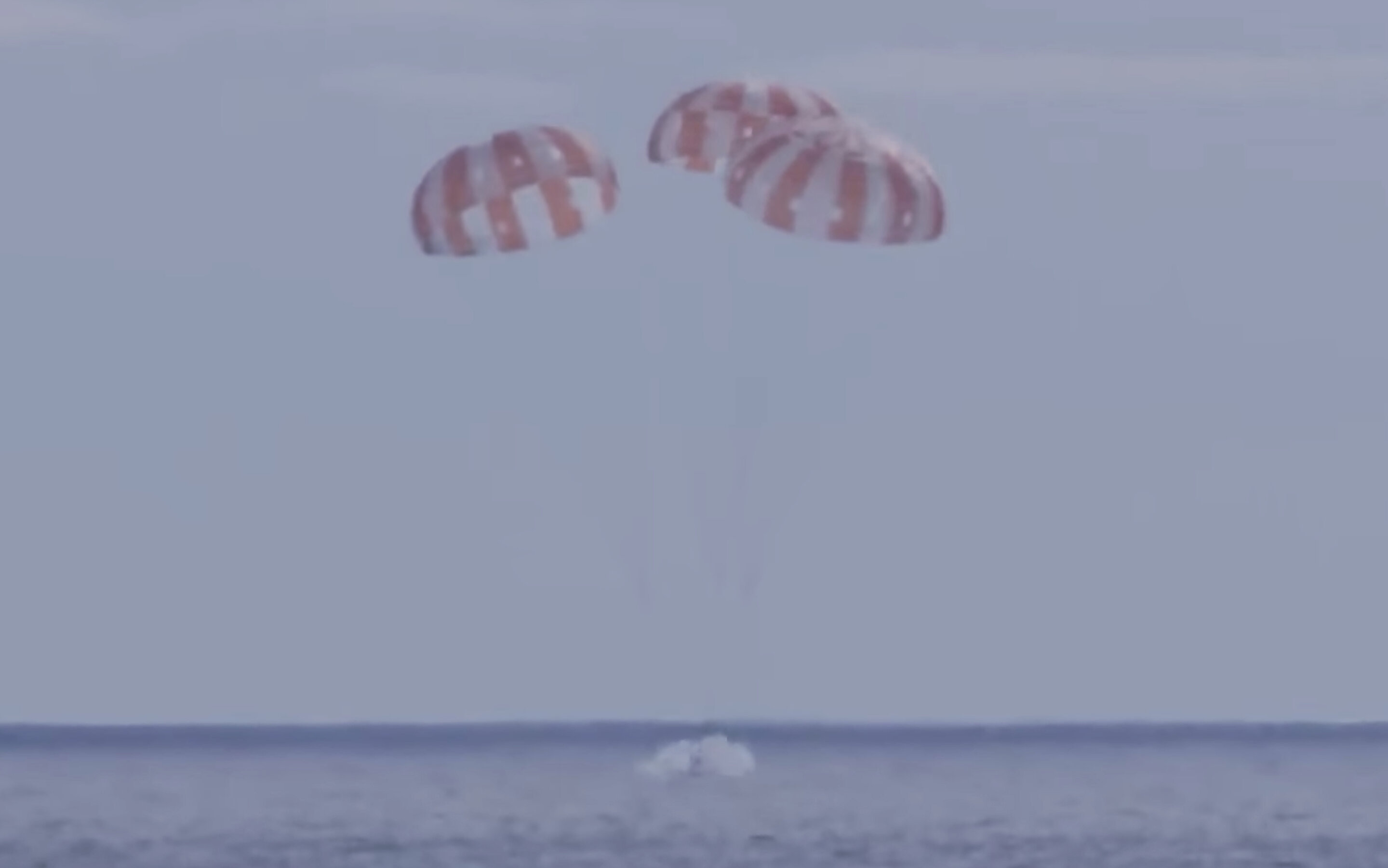 #NASA’s Orion capsule blazes home from test flight to moon