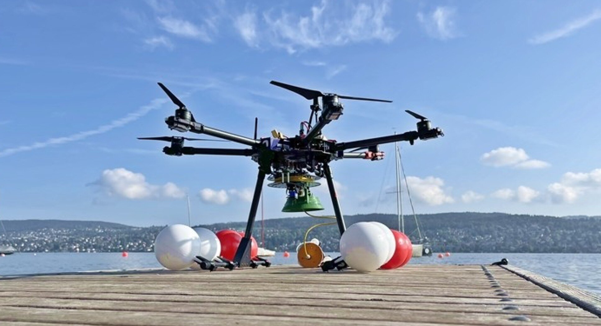 th Effektiv tilgive Shape-shifting drone flies and dives to find aquatic environmental clues