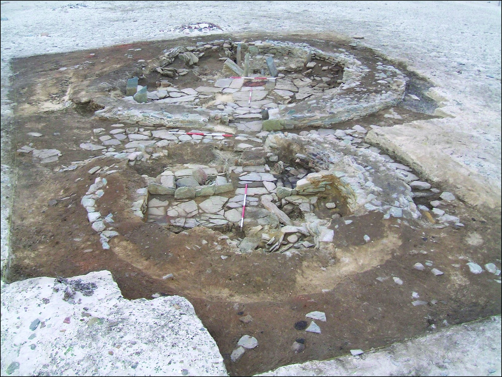 Skeletal remains in Bronze Age Orkney cemetery suggest large influx of women fro..