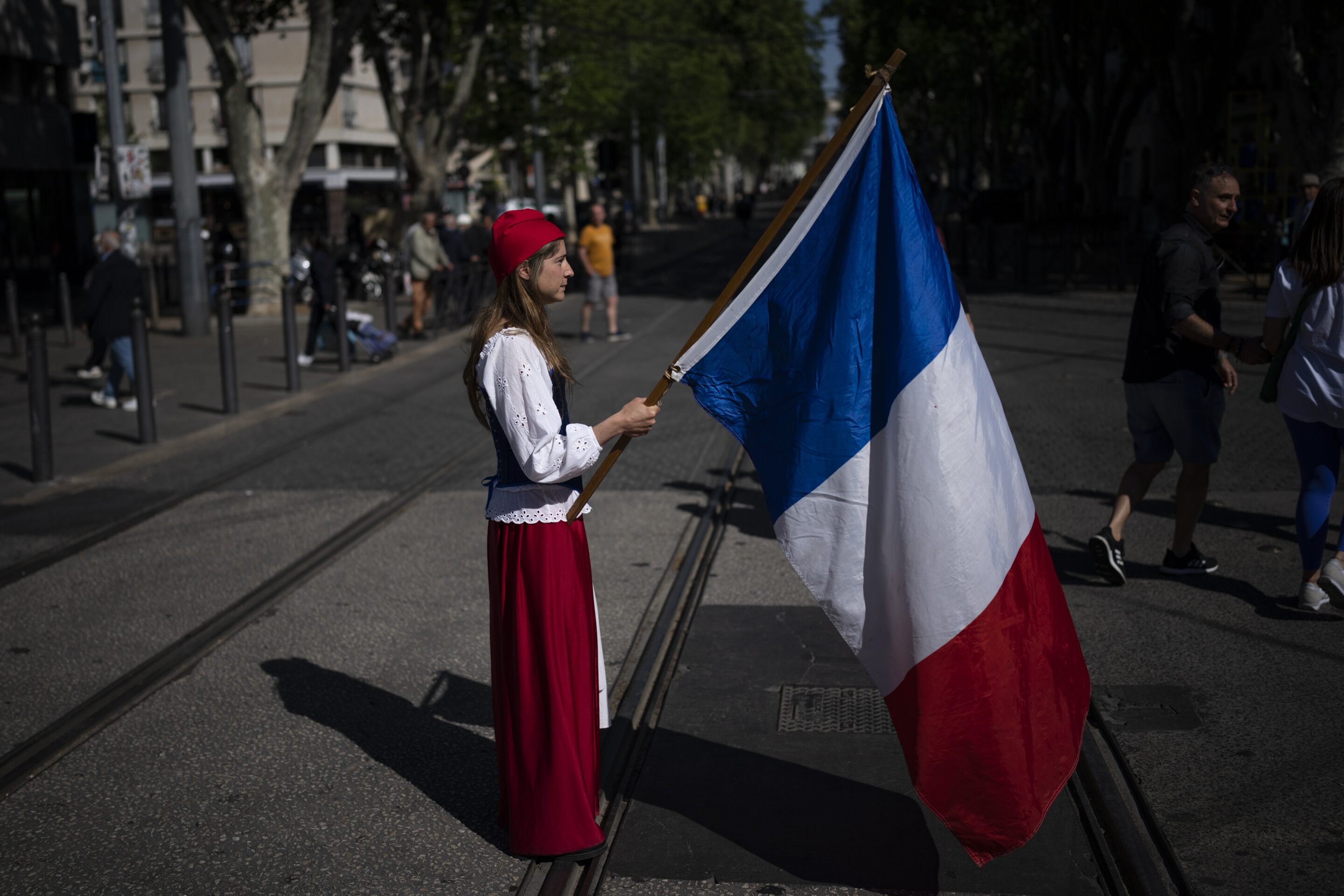 Франция сейчас. Человек с флагом. Европа и Америка. Франция ис