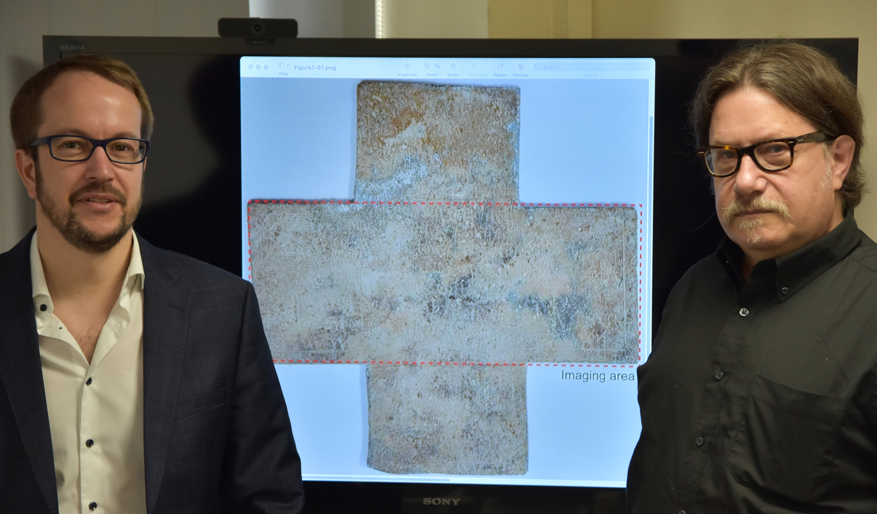 L’imagerie térahertz révèle une inscription cachée sur une croix funéraire moderne