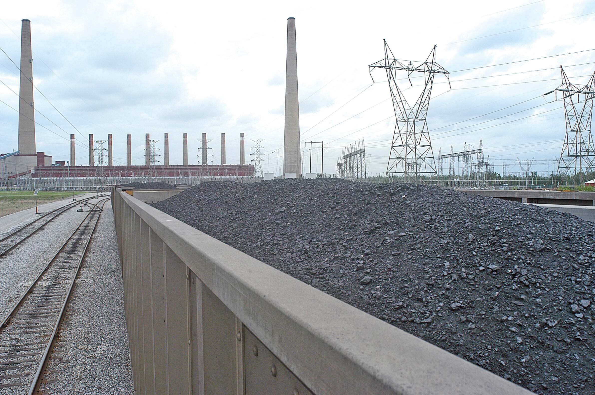 #Utility backs solar farm atop capped Kentucky coal ash pit
