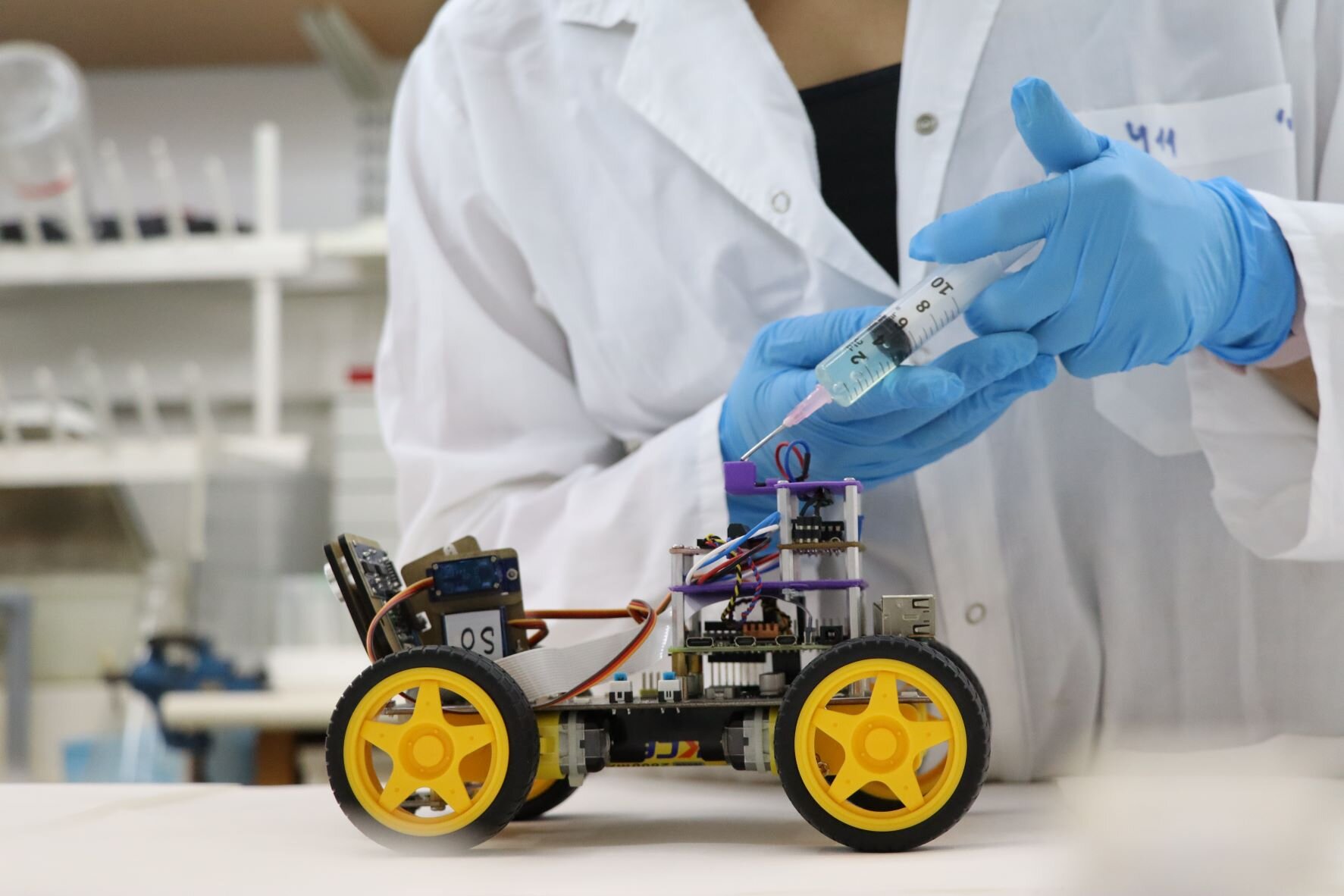 A robot able to ‘smell’ using a biological sensor