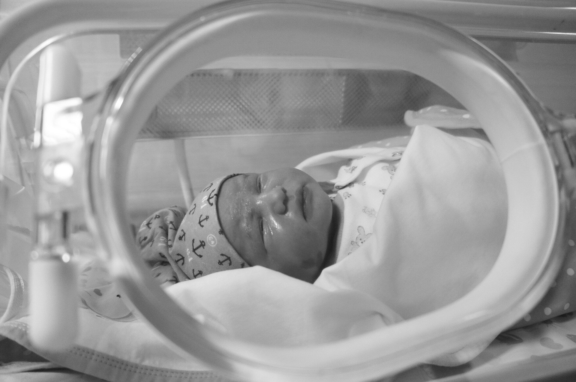 Раньше времени родилась. Новорожденные дети в больнице. Недоношенные дети в больнице. Новорожденный ребенок в роддоме недоношенный.