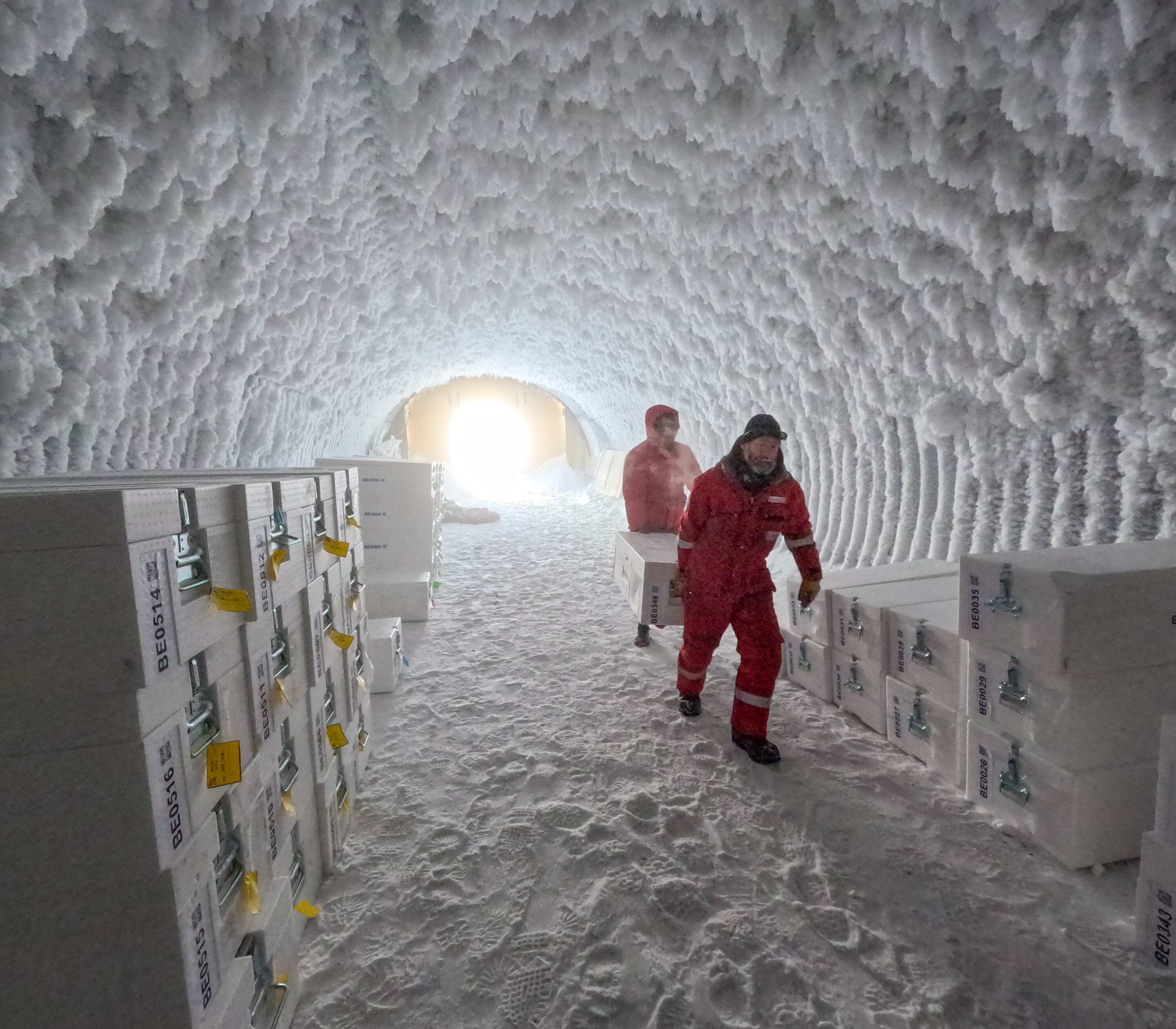 Drilling campaign reaches a depth of 808 meters in the Antarctic ice sheet