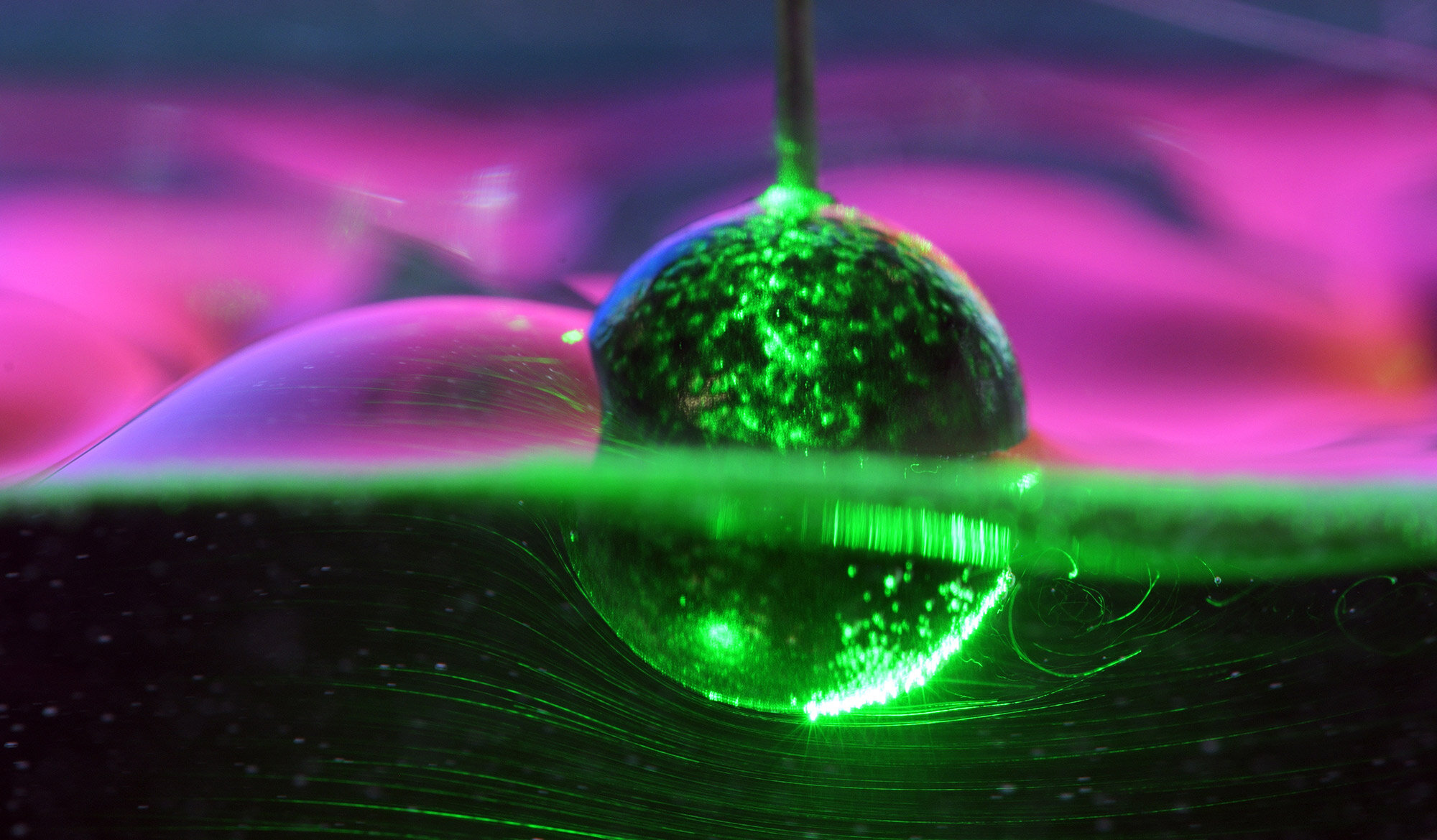 Des chercheurs en dynamique des fluides mettent en lumière la façon dont les objets partiellement immergés subissent la traînée