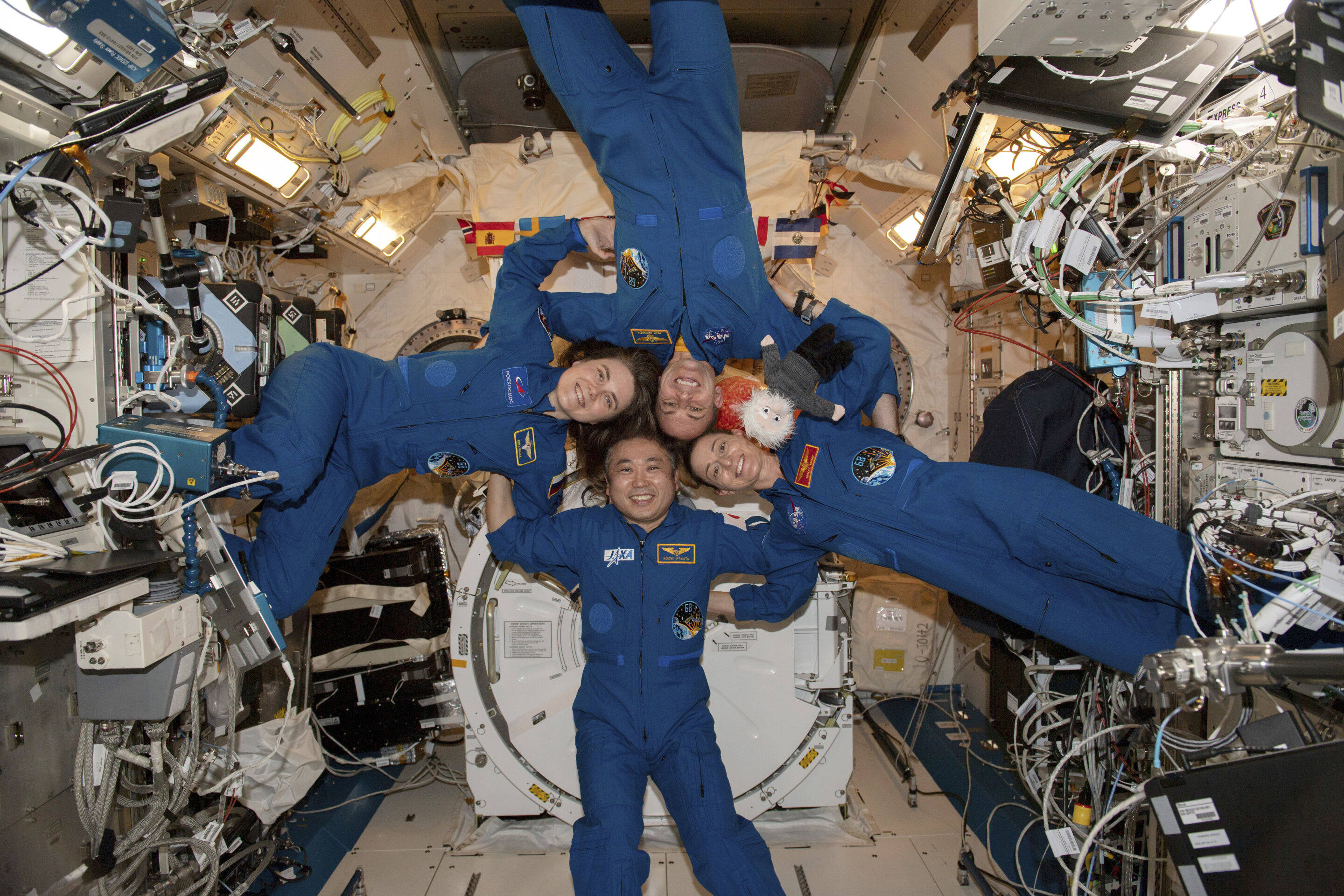 En esta foto facilitada por la NASA, en el sentido de las agujas del reloj desde la izquierda, los ingenieros de vuelo de la Expedición 68 Anna Kikina de Roscosmos, Josh Cassada y Nicole Mann de la NASA, y Koichi Wakata de JAXA (Agencia de Exploración Aeroespacial de Japón) se reúnen para un retrato en el interior del módulo de laboratorio Kibo de la Estación Espacial Internacional el 1 de marzo de 2023. Está previsto que los cuatro regresen a la Tierra el domingo 12 de marzo tras cinco meses en la Estación Espacial Internacional. Crédito: NASA vía AP